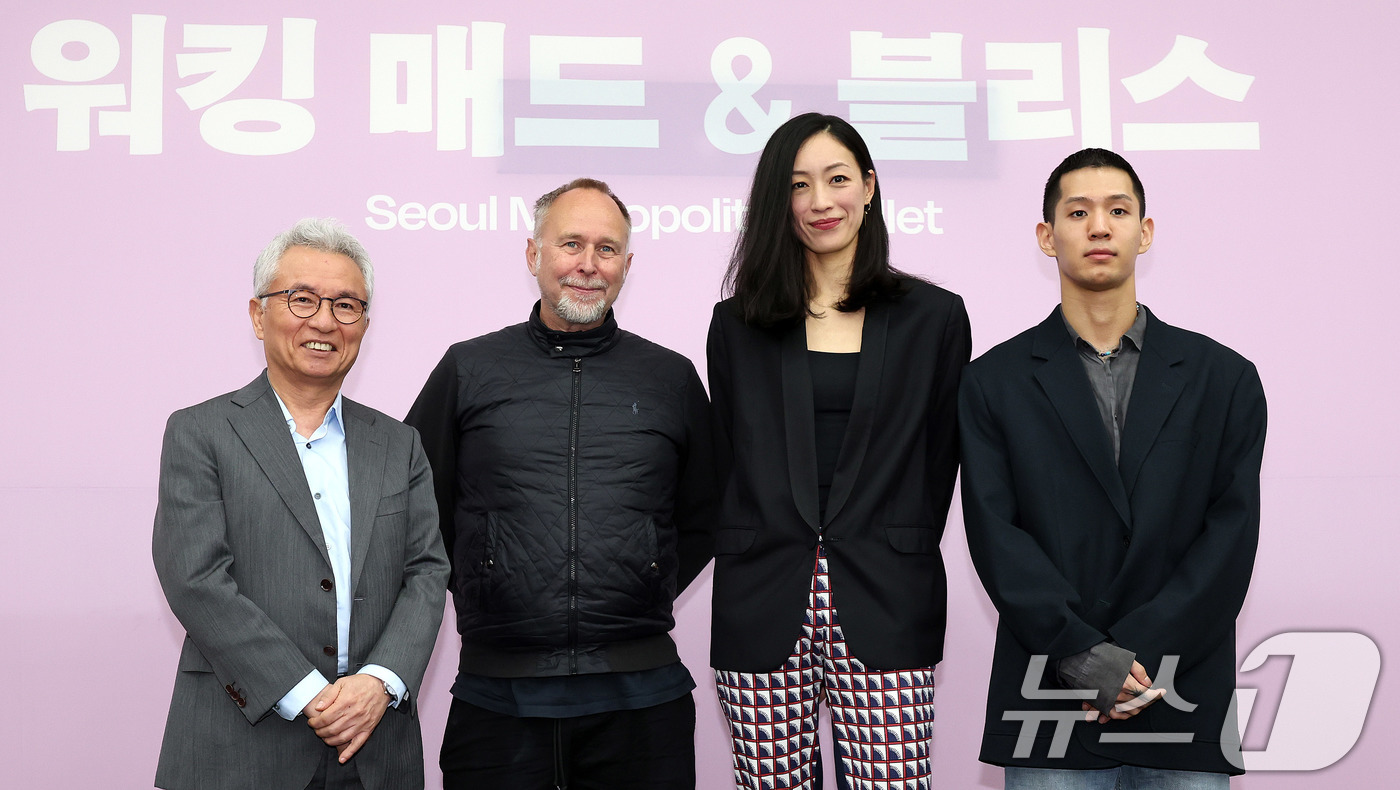 (서울=뉴스1) 박지혜 기자 = 7일 서울 종로구 세종문화회관 예술동 아티스트 라운지에서 열린 서울시발레단 워킹 매드&블리스 기자간담회에서 참석자들이 기념 촬영을 하고 있따.왼쪽부 …