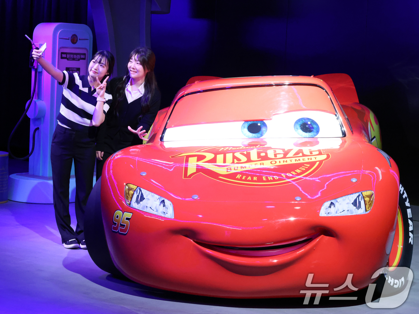 (서울=뉴스1) 황기선 기자 = 7일 오전 서울 성동구 성수문화예술마당에서 열린 '문도 픽사(Mundo Pixae): 픽사, 상상의 세계로' 미디어데이에서 관계자가 체험공간을 소개 …