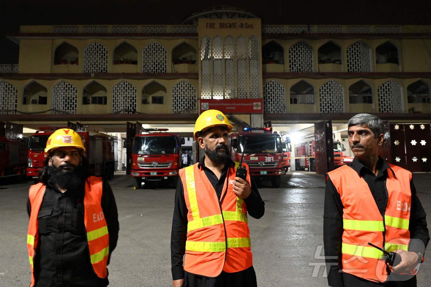 (이슬라마바드 AFP=뉴스1) 우동명 기자 = 7일(현지시간) 파키스탄 이슬라마바드에서 인도의 미사일 공격을 받은 뒤 소방대원이 출동 준비를 하고 있다. 2025.05.07ⓒ AF …