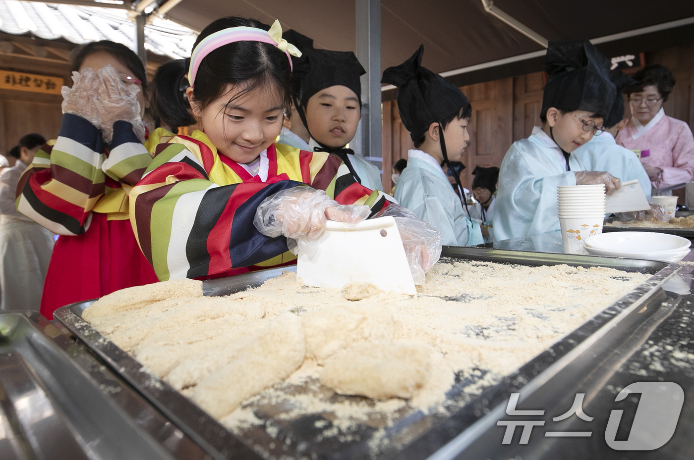 (부산=뉴스1) 윤일지 기자 = 7일 부산 동래구 동래향교에서 열린 '동래향교 인성·예절 체험교실'에서 개림초등학교 학생들이 한복을 곱게 차려입고 떡메치기를 한 뒤 떡을 만드는 체 …