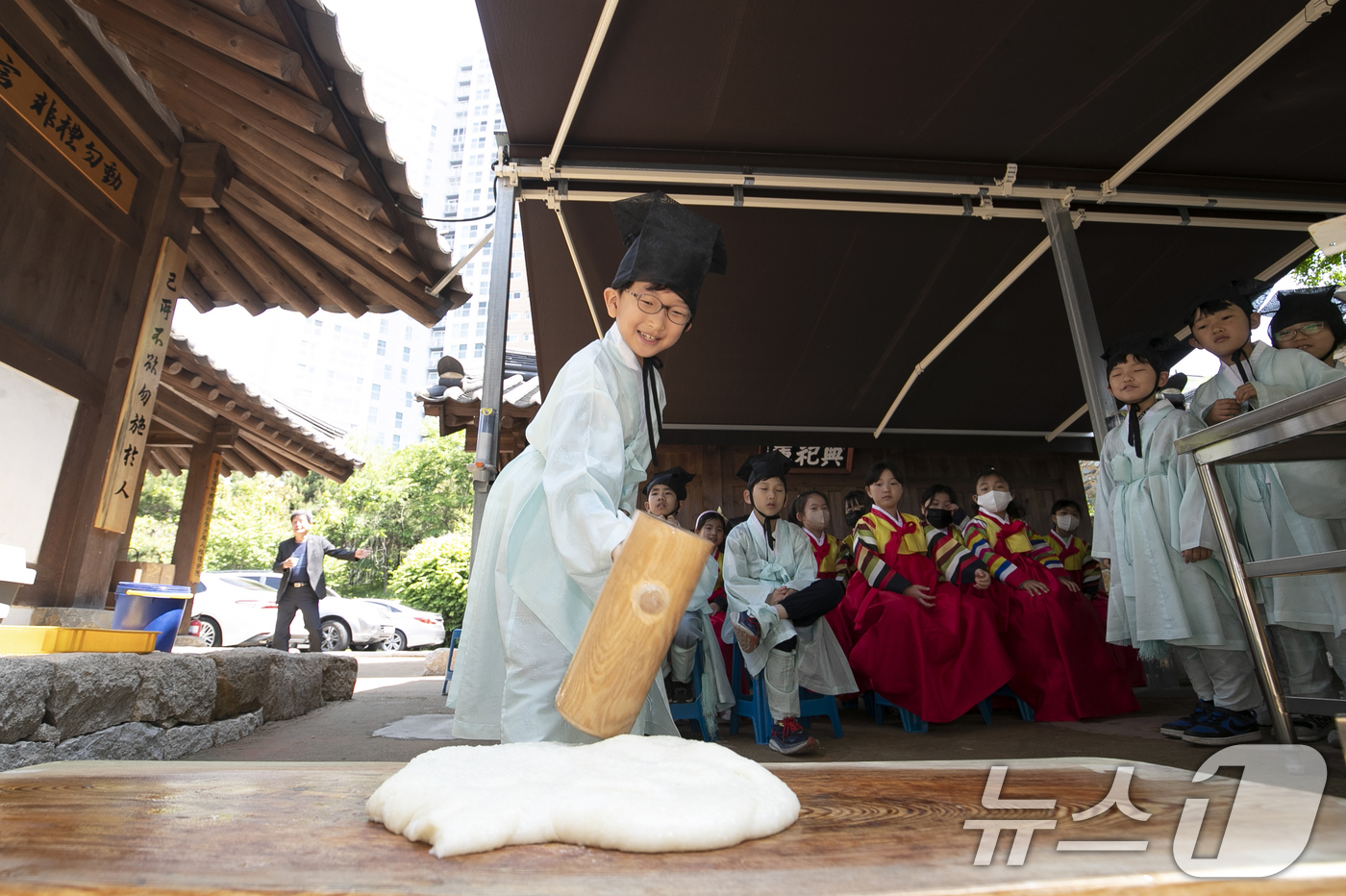 (부산=뉴스1) 윤일지 기자 = 7일 부산 동래구 동래향교에서 열린 '동래향교 인성·예절 체험교실'에서 개림초등학교 학생들이 한복을 곱게 차려입고 떡메치기 체험을 하고 있다.  2 …