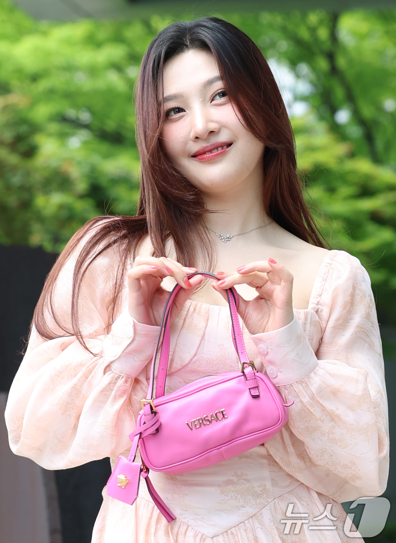 (서울=뉴스1) 권현진 기자 = 레드벨벳 조이가 ‘동물농장’ 녹화를 위해 7일 서울 양천구 SBS목동에 도착해 인사를 하고 있다.  2025.5.7/뉴스1