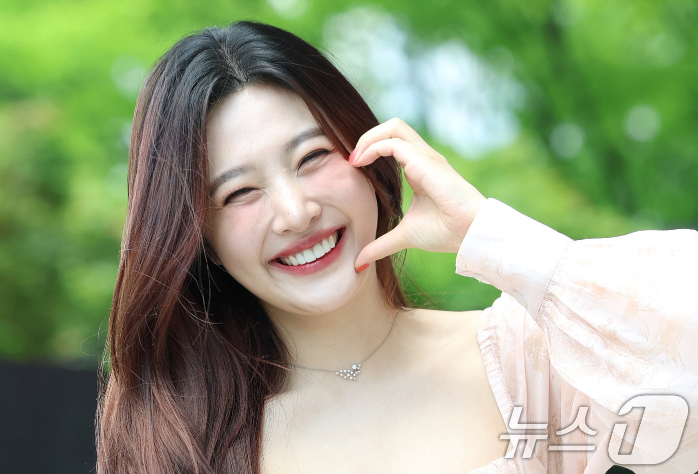 (서울=뉴스1) 권현진 기자 = 레드벨벳 조이가 ‘동물농장’ 녹화를 위해 7일 서울 양천구 SBS목동에 도착해 인사를 하고 있다.  2025.5.7/뉴스1