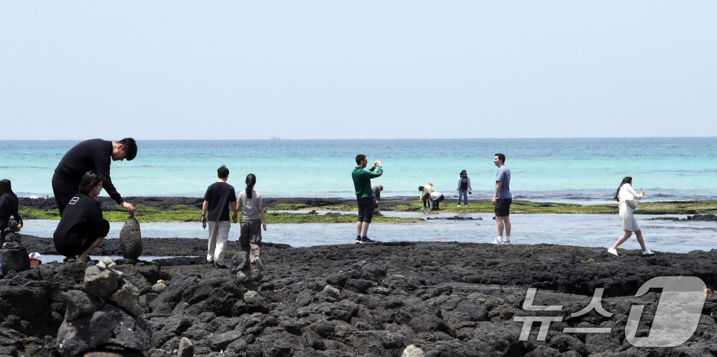 (제주=뉴스1) 오현지 기자 = 맑은 날씨를 보인 7일 오후 제주시 한림읍 협재해수욕장에서 관광객들이 가벼운 옷차림으로 즐거운 시간을 보내고 있다. 2025.5.7/뉴스1