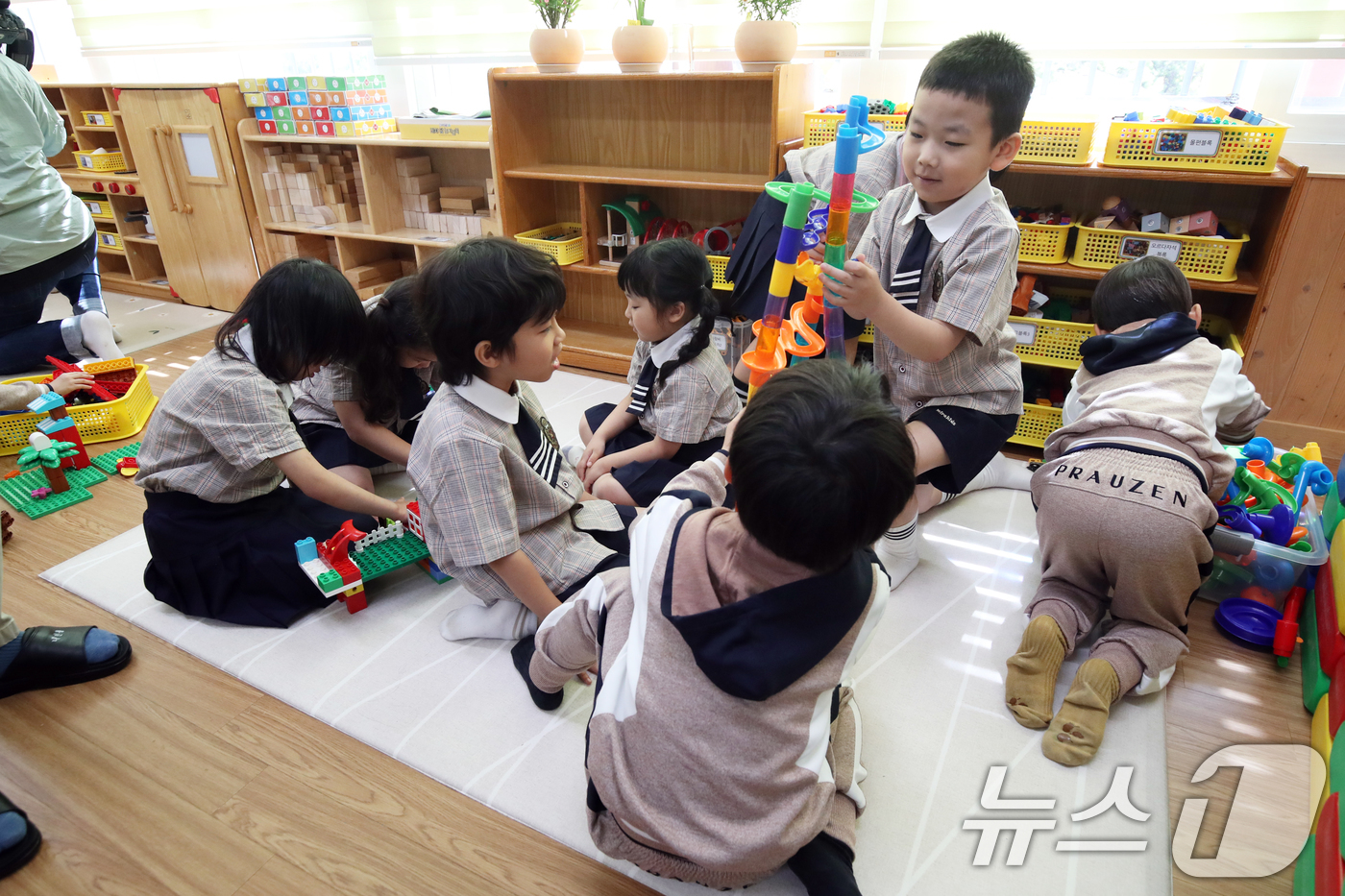 (제주=뉴스1) 오현지 기자 = 7일 오전 제주시 한림초등학교병설유치원에서 한림초 병설유치원 원아들과 재릉초 병설유치원 원아들이 함께 놀이활동을 하고 있다.제주도교육청은 중심유치원 …