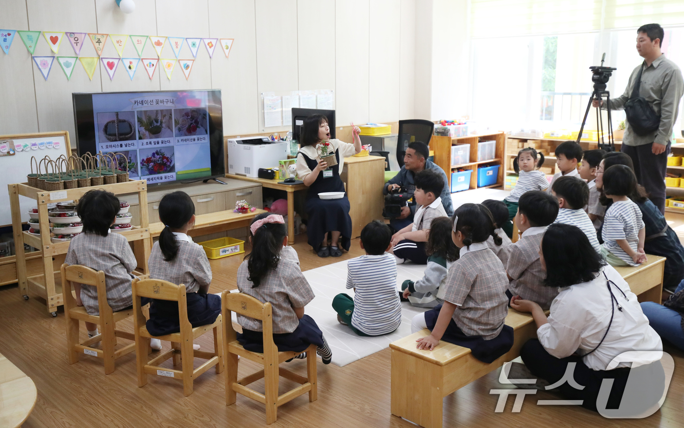 (제주=뉴스1) 오현지 기자 = 7일 오전 제주시 한림초등학교병설유치원에서 서부지역 4개 유치원 3~4세 원아들이 함께 카네이션 꽃바구니 만들기 활동을 하고 있다.제주도교육청은 중 …