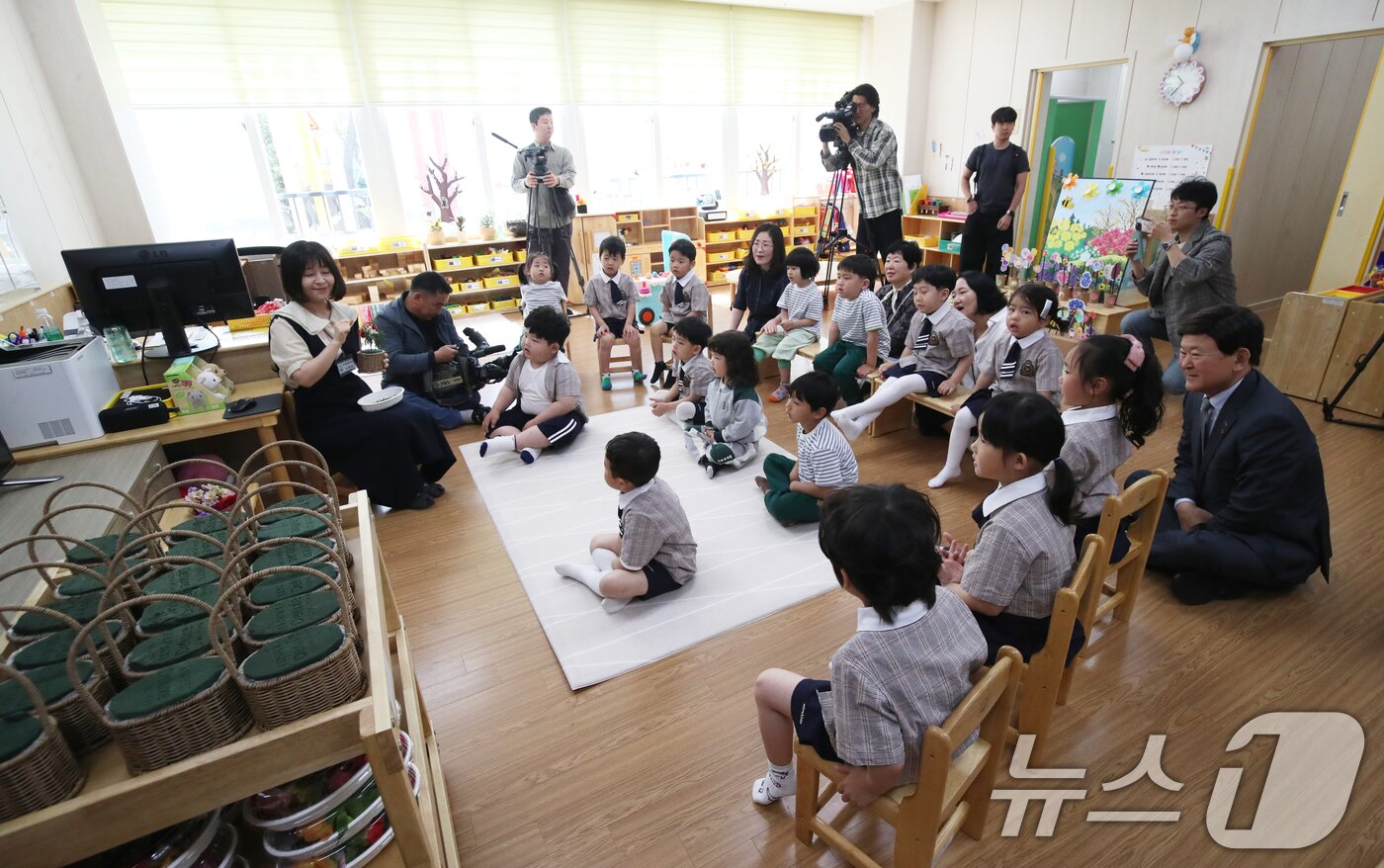 본문 이미지 - 7일 오전 제주시 한림초등학교병설유치원에서 서부지역 4개 유치원 3~4세 원아들이 함께 카네이션 꽃바구니 만들기 활동을 하고 있다. 제주도교육청은 중심유치원에서 지역 내 소규모 병설 유치원 원아들을 함께 교육하는 한울타리 유치원 시범 사업을 운영하고 있다. 2025.5.7/뉴스1 ⓒ News1 오현지 기자