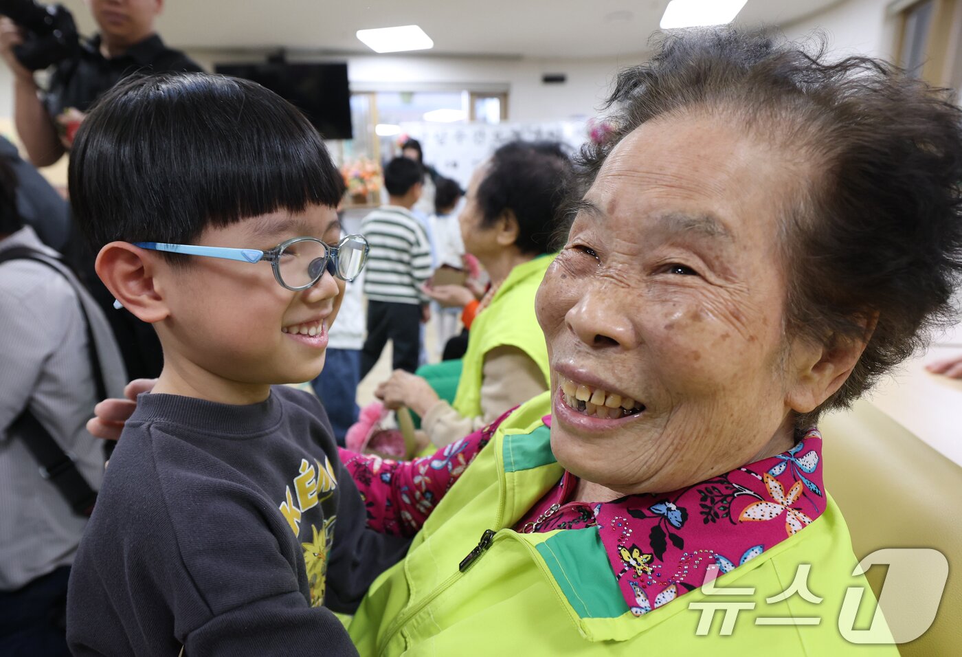 본문 이미지 - 어버이날을 하루 앞둔 7일 오전 경기 수원시 팔달구 팔달노인복지관에서 관내 어린이집 아이들이 어르신들에게 카네이션을 달아드리고 있다. 2025.5.7/뉴스1 ⓒ News1 김영운 기자