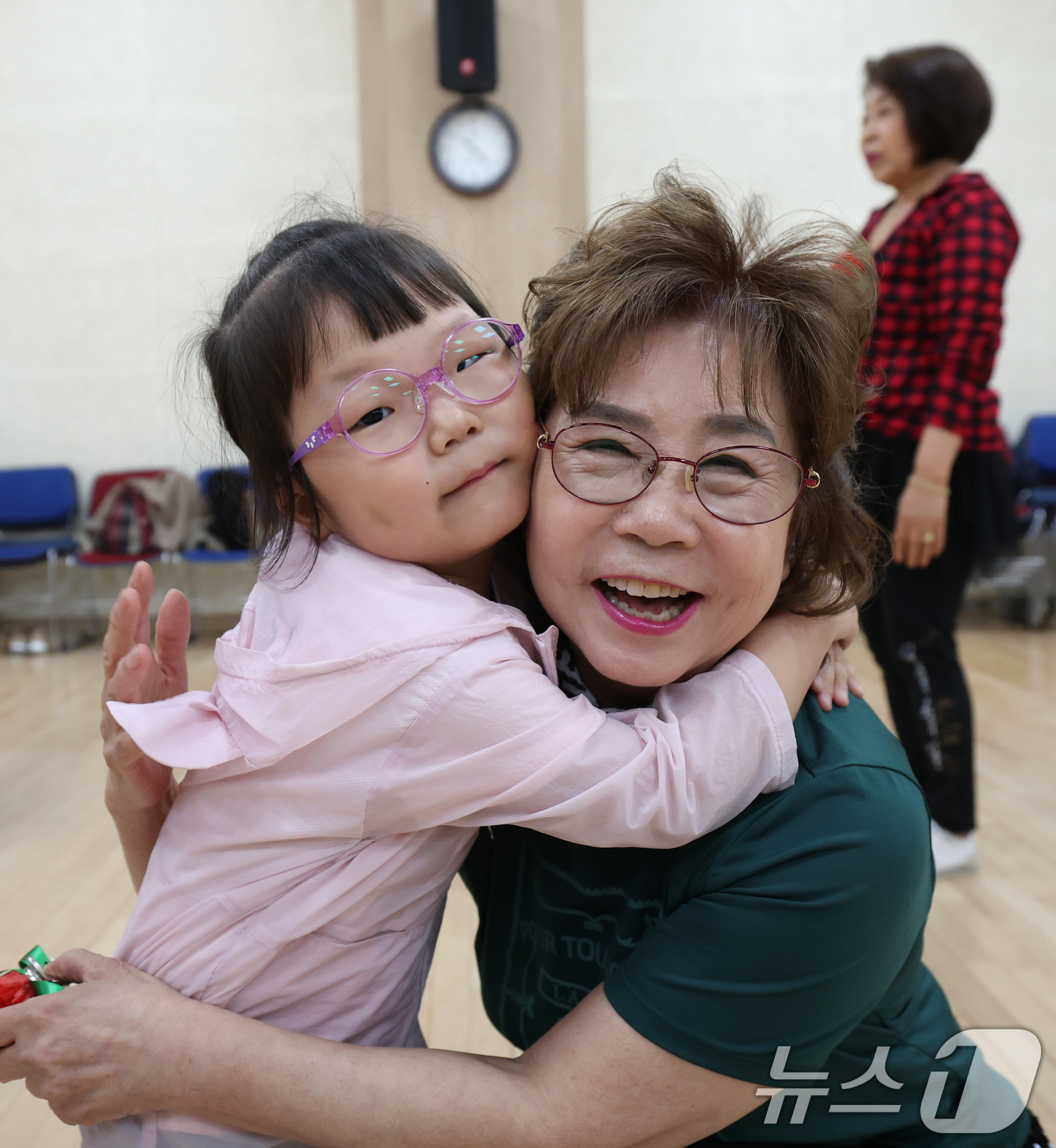 (수원=뉴스1) 김영운 기자 = 어버이날을 하루 앞둔 7일 오전 경기 수원시 팔달구 팔달노인복지관에서 관내 어린이집 아이들이 어르신들에게 카네이션을 달아드린 뒤 포옹을 하고 있다. …