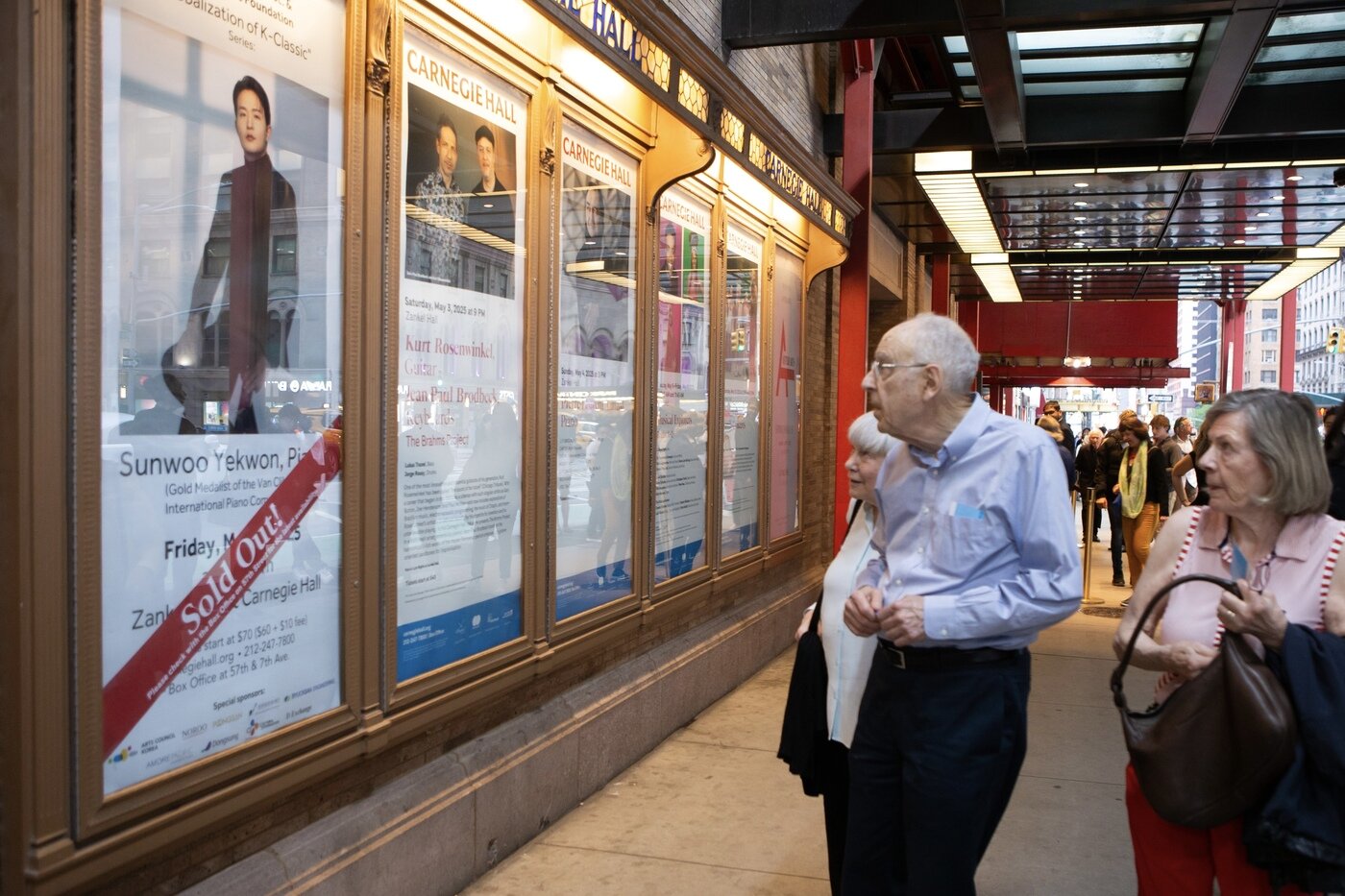 본문 이미지 - '매진' 사인이 붙은 선우예권의 카네기홀 공연 포스터 (한국메세나협회 제공)