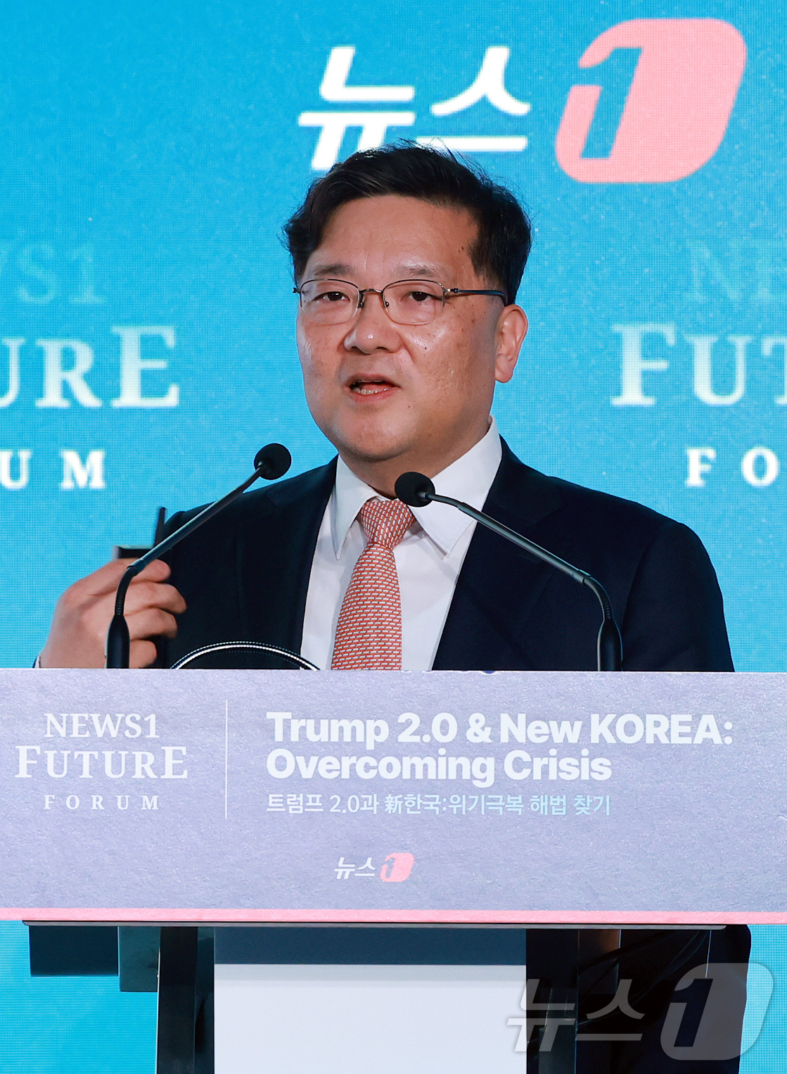 (서울=뉴스1) 김진환 기자 = 권남훈 산업연구원 원장이 7일 서울 여의도 페어몬트 호텔에서 열린 뉴스1 미래포럼에서 '트럼프발 관세전쟁과 한국산업'이라는 주제로 특별강연을 하고 …