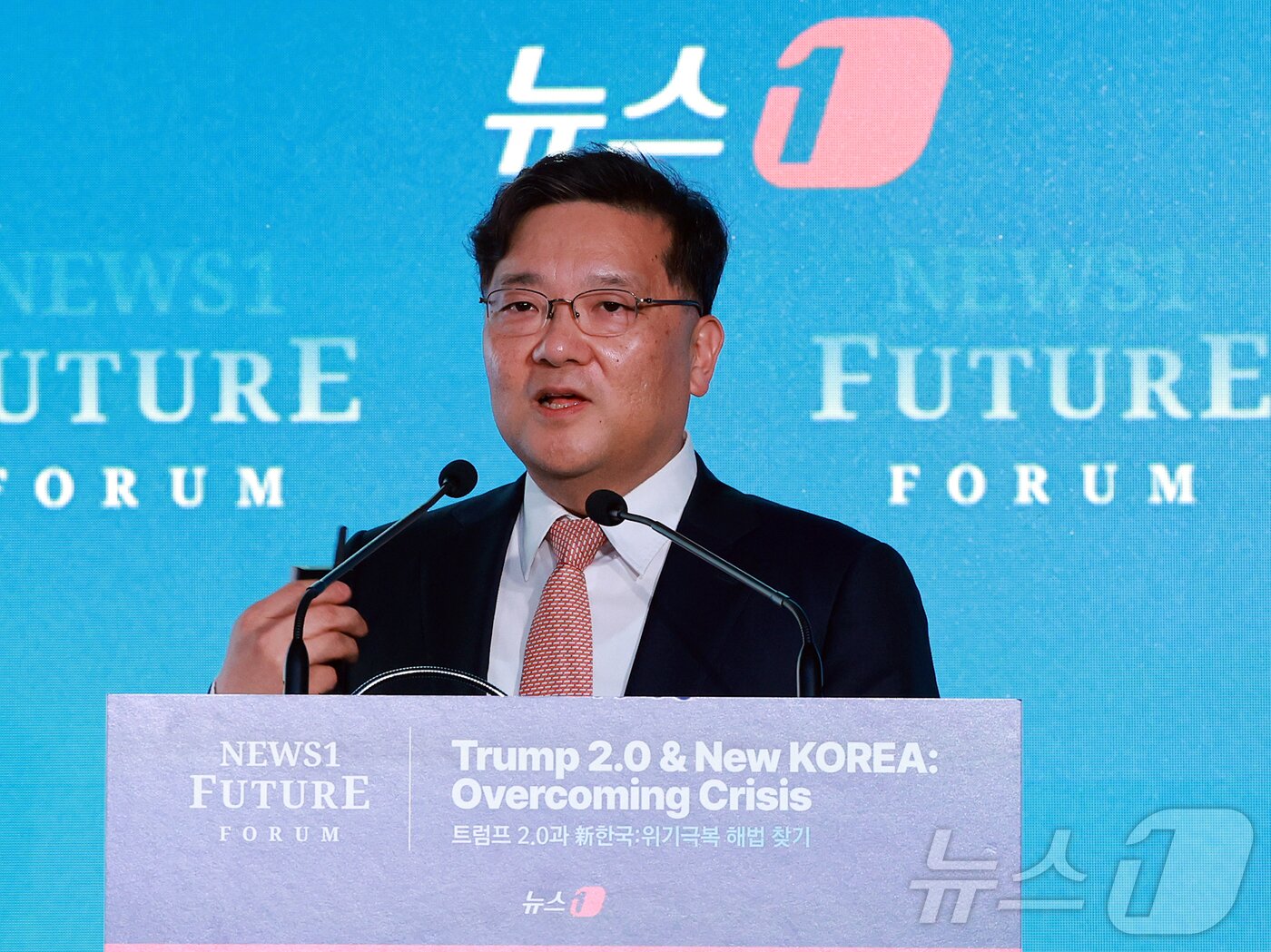 본문 이미지 - 권남훈 산업연구원 원장이 7일 서울 여의도 페어몬트 호텔에서 열린 뉴스1 미래포럼에서 &#39;트럼프발 관세전쟁과 한국산업&#39;이라는 주제로 특별강연을 하고 있다. ‘트럼프 2.0과 新한국:위기 극복 해법 찾기’를 주제로 열린 이번 포럼은 뉴스1 주최로 열렸다. 2025.5.7/뉴스1 ⓒ News1 김진환 기자