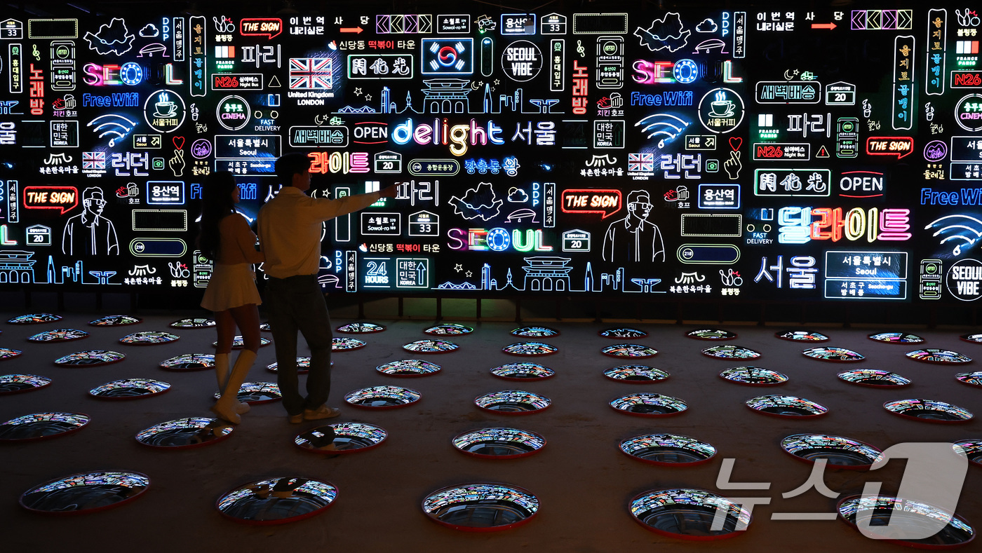 (서울=뉴스1) 이동해 기자 = 7일 서울 종로구 도화서길 디원에서 열린 '2025 딜라이트 서울' 미디어아트 전시 언론공개 행사에서 모델들이 전시 작품을 소개하고 있다.2025 …