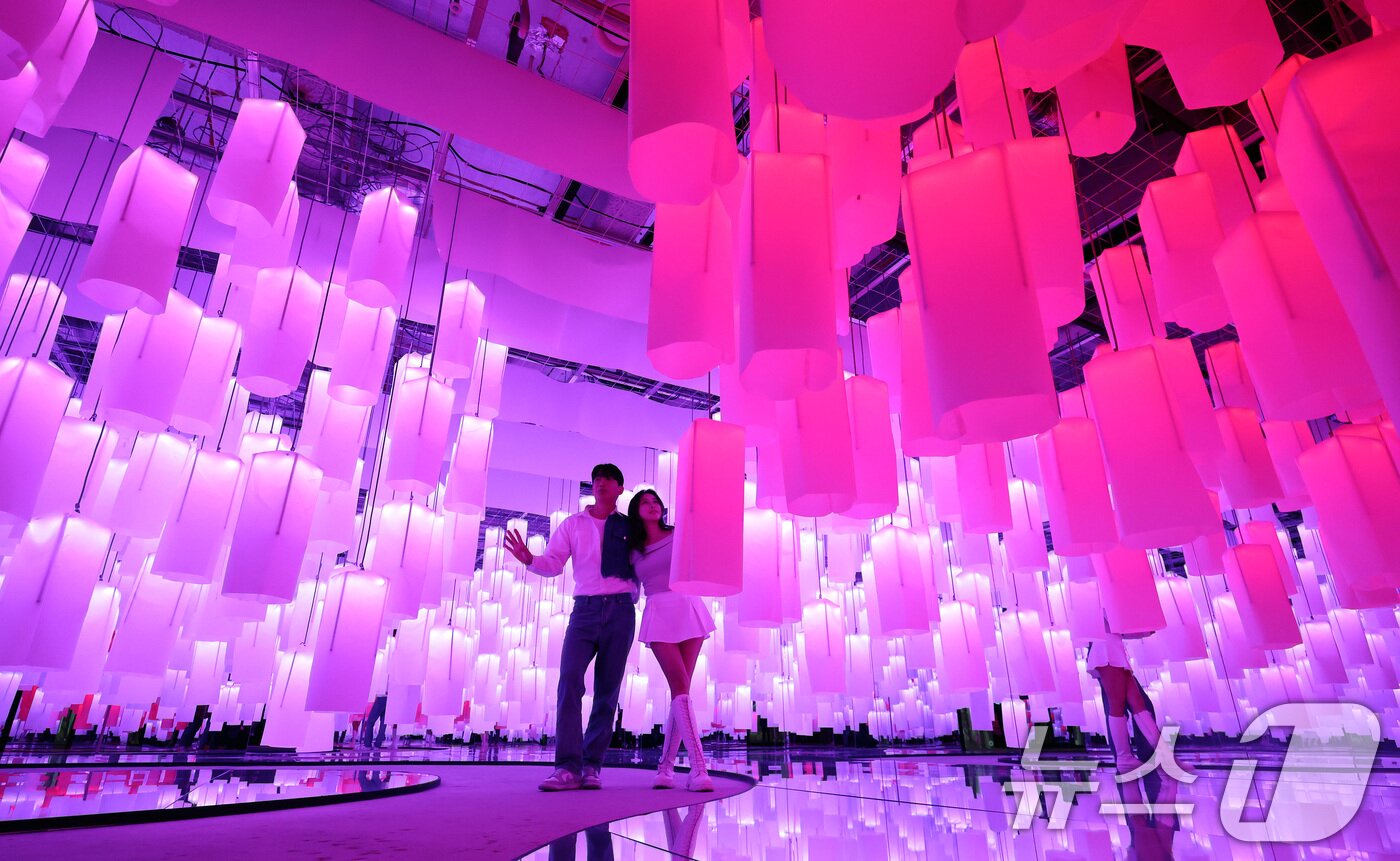 본문 이미지 - 7일 서울 종로구 도화서길 디원에서 열린 '2025 딜라이트 서울' 미디어아트 전시 언론공개 행사에서 모델들이 전시 작품을 소개하고 있다. 2025.5.7/뉴스1 ⓒ News1 이동해 기자