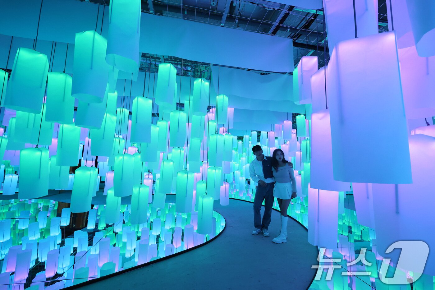 본문 이미지 - 7일 서울 종로구 도화서길 디원에서 열린 '2025 딜라이트 서울' 미디어아트 전시 언론공개 행사에서 모델들이 전시 작품을 소개하고 있다. 2025.5.7/뉴스1 ⓒ News1 이동해 기자