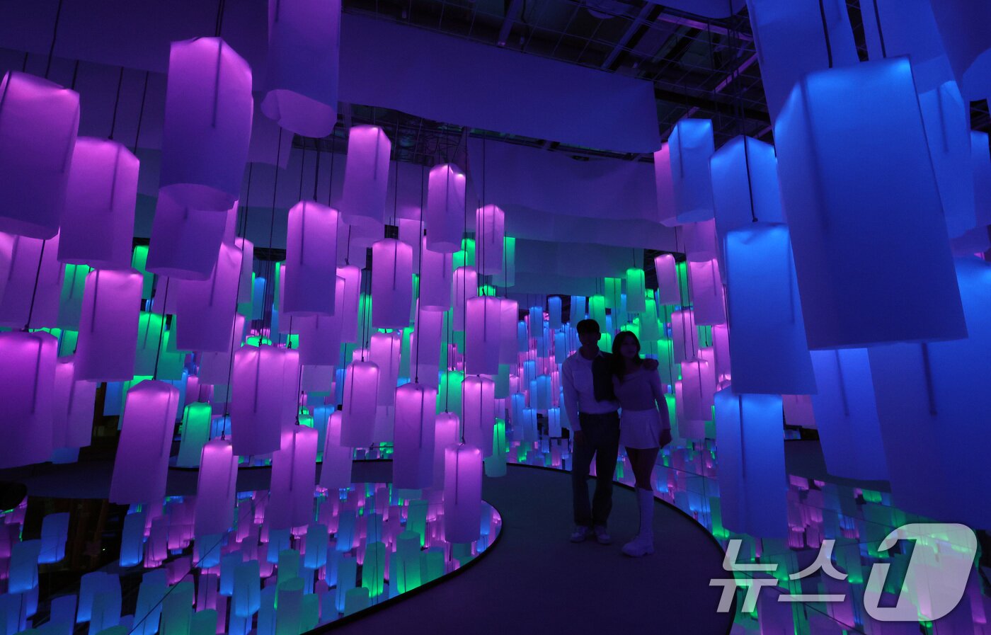 본문 이미지 - 7일 서울 종로구 도화서길 디원에서 열린 '2025 딜라이트 서울' 미디어아트 전시 언론공개 행사에서 모델들이 전시 작품을 소개하고 있다. 2025.5.7/뉴스1 ⓒ News1 이동해 기자