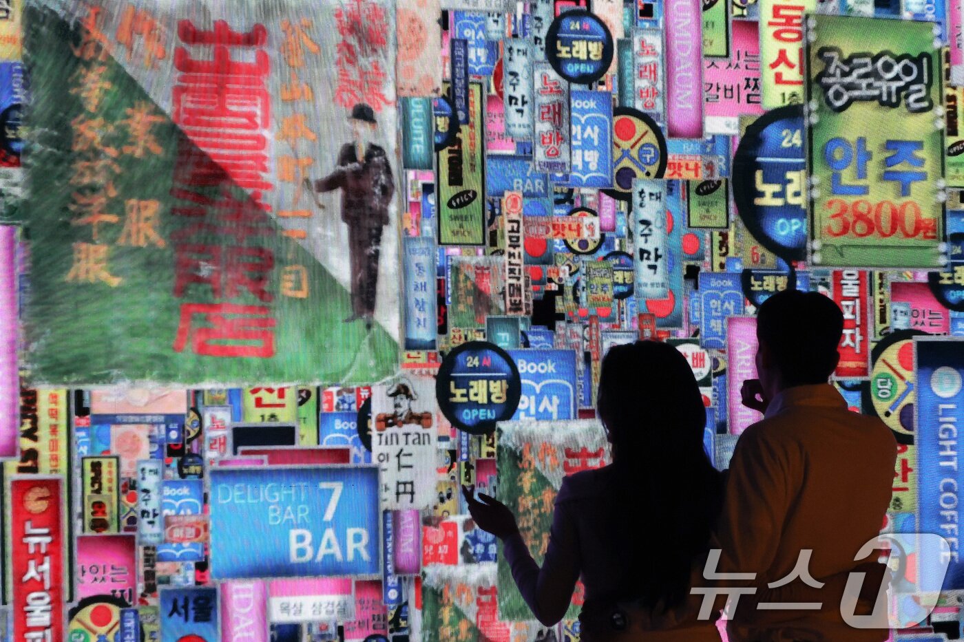 본문 이미지 - 7일 서울 종로구 도화서길 디원에서 열린 '2025 딜라이트 서울' 미디어아트 전시 언론공개 행사에서 모델들이 전시 작품을 소개하고 있다. 2025.5.7/뉴스1 ⓒ News1 이동해 기자