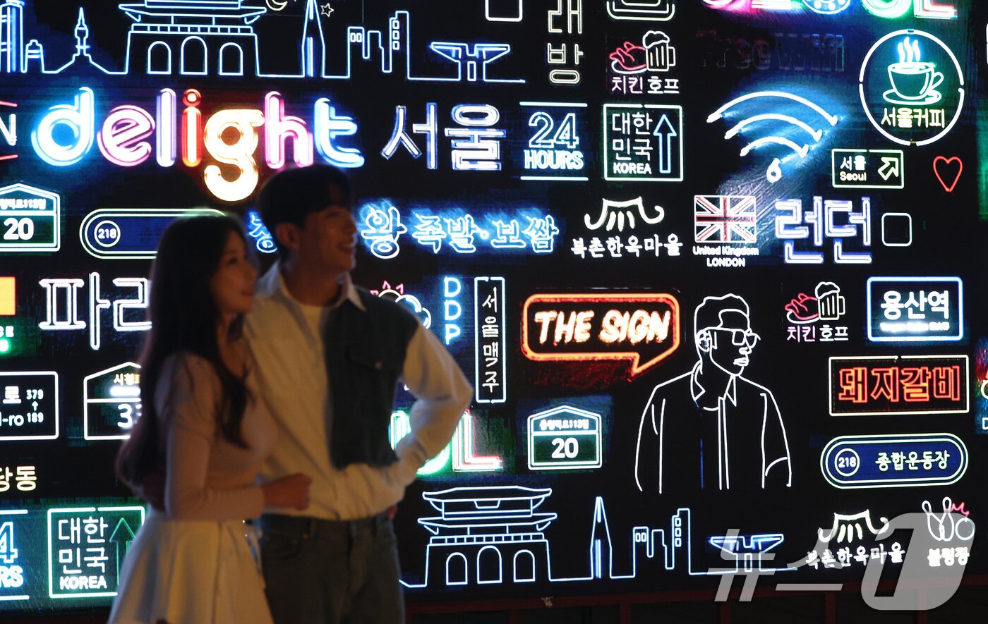 본문 이미지 - 77일 서울 종로구 도화서길 디원에서 열린 '2025 딜라이트 서울' 미디어아트 전시 언론공개 행사에서 모델들이 전시 작품을 소개하고 있다. 2025.5.7/뉴스1 ⓒ News1 이동해 기자