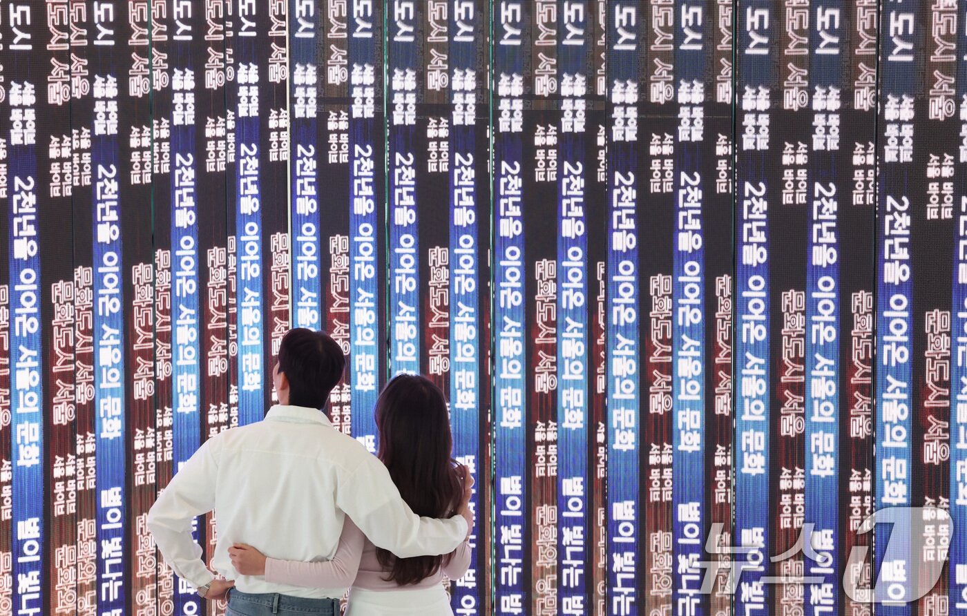 본문 이미지 - 7일 서울 종로구 도화서길 디원에서 열린 '2025 딜라이트 서울' 미디어아트 전시 언론공개 행사에서 모델들이 전시 작품을 소개하고 있다. 2025.5.7/뉴스1 ⓒ News1 이동해 기자