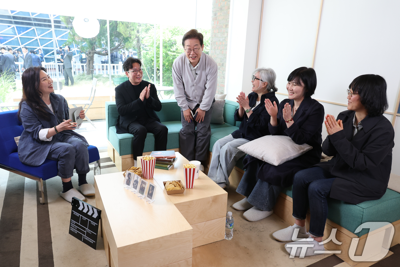 (전주=뉴스1) 안은나 기자 = 이재명 더불어민주당 대통령 후보가 2차 골목골목 경청투어 마지막 날인 7일 오후 전북 전주시의 카페에서 '영화와 드라마, 정치가 그리는 미래의 스크 …