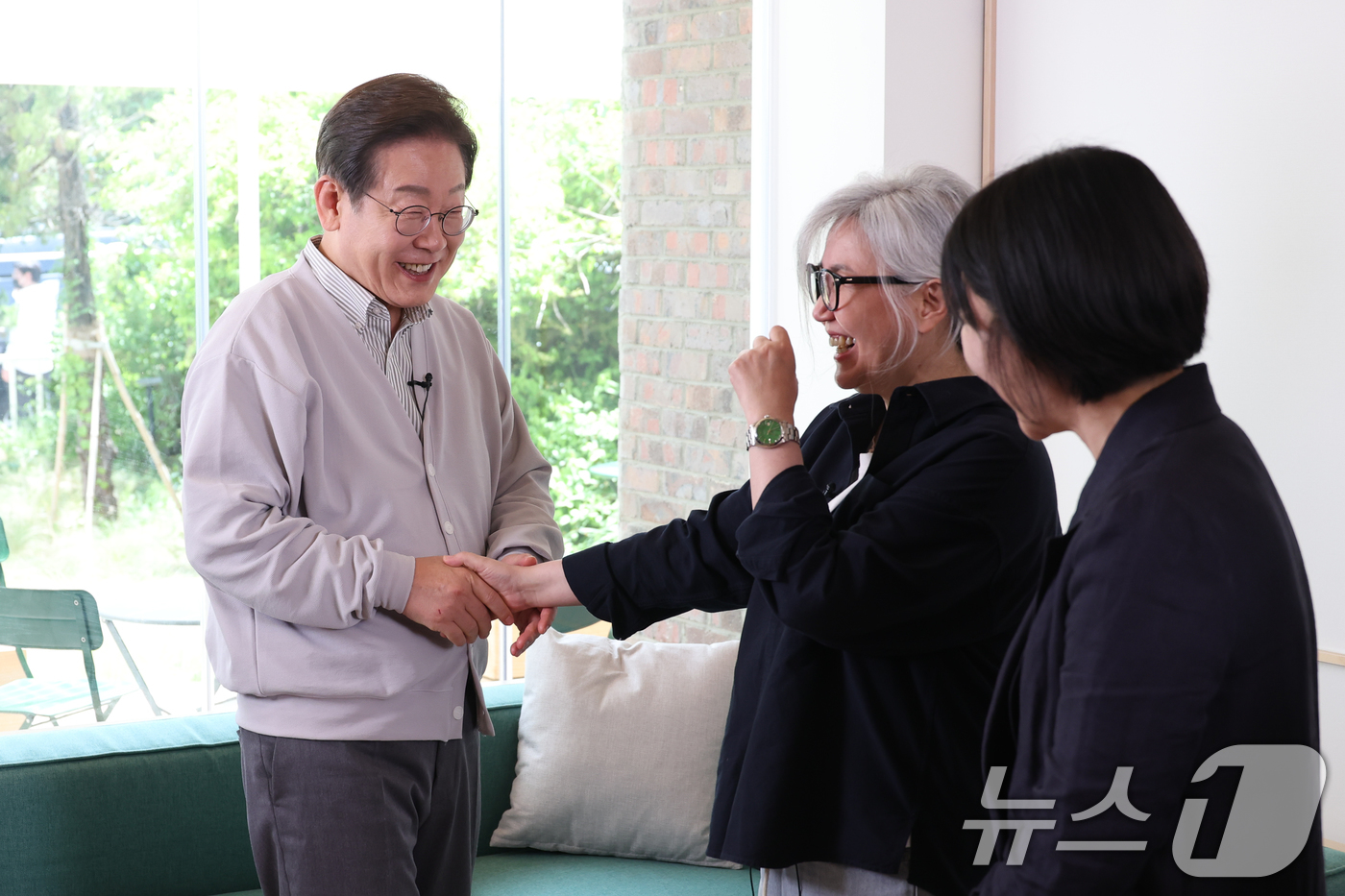 (전주=뉴스1) 안은나 기자 = 이재명 더불어민주당 대통령 후보가 2차 골목골목 경청투어 마지막 날인 7일 오후 전북 전주시의 카페에서 열린 '영화와 드라마, 정치가 그리는 미래의 …