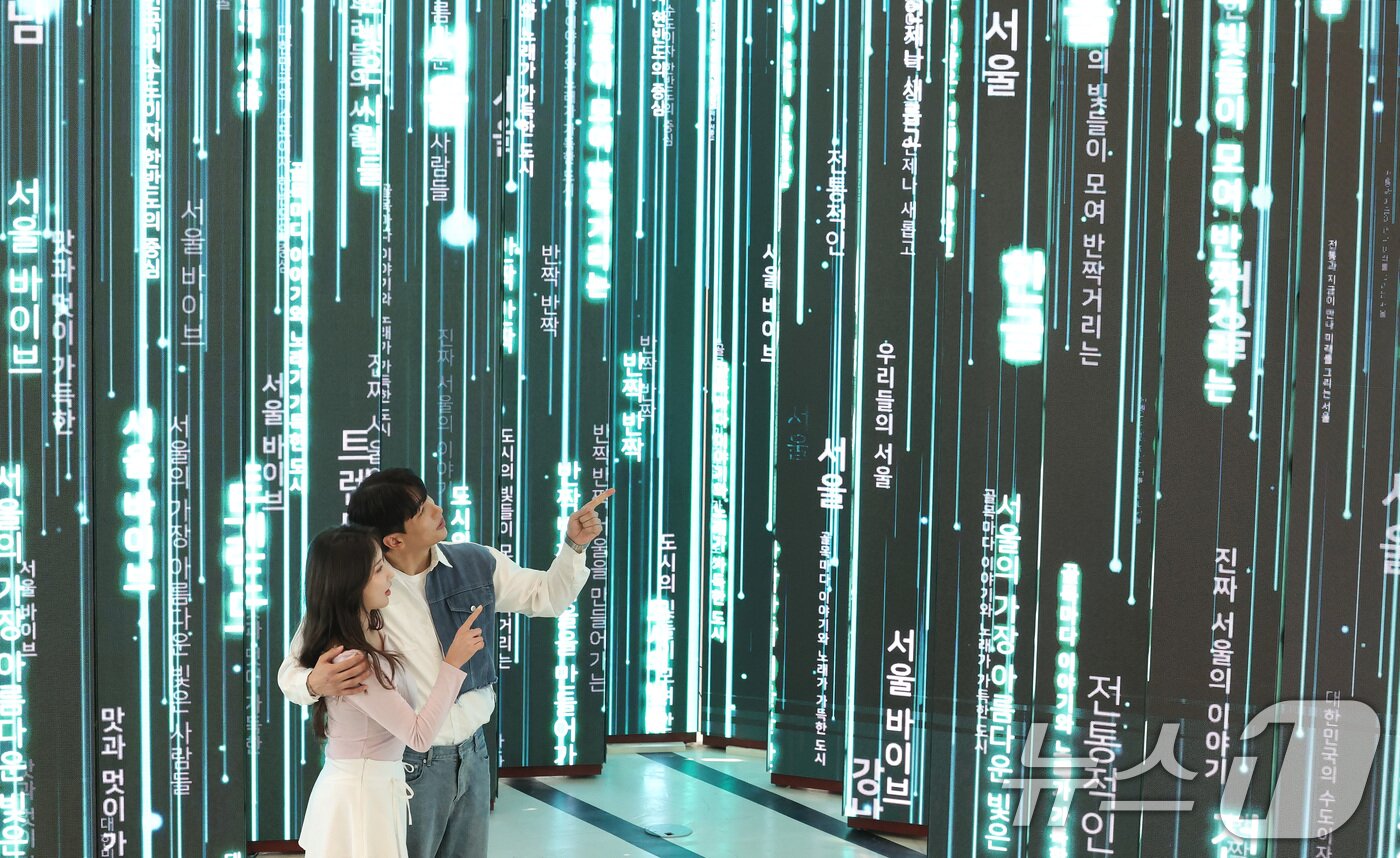 본문 이미지 - 7일 서울 종로구 도화서길 디원에서 열린 '2025 딜라이트 서울' 미디어아트 전시 언론공개 행사에서 모델들이 전시 작품을 소개하고 있다. 2025.5.7/뉴스1 ⓒ News1 이동해 기자