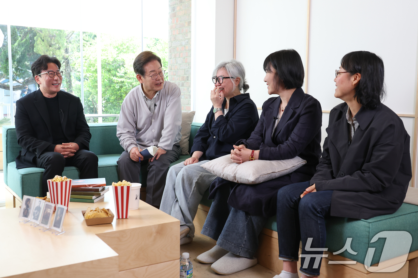 (전주=뉴스1) 안은나 기자 = 이재명 더불어민주당 대통령 후보가 2차 골목골목 경청투어 마지막 날인 7일 오후 전북 전주시의 카페에서 '영화와 드라마, 정치가 그리는 미래의 스크 …
