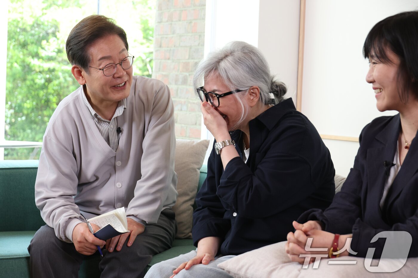 본문 이미지 - 이재명 더불어민주당 대통령 후보가 2차 골목골목 경청투어 마지막 날인 7일 오후 전북 전주시의 카페에서 '영화와 드라마, 정치가 그리는 미래의 스크린' K-콘텐츠 산업 진흥 간담회를 하고 있다. 왼쪽부터 이 후보, 김은숙 작가, 박해영 작가. 2025.5.7/뉴스1 ⓒ News1 안은나 기자