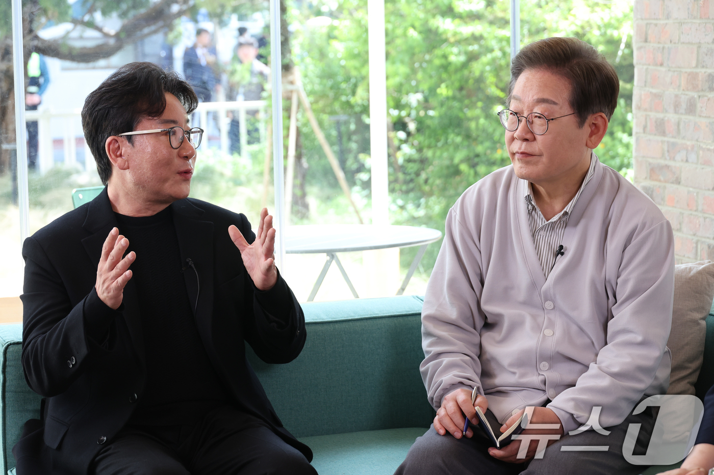 (전주=뉴스1) 안은나 기자 = 이재명 더불어민주당 대통령 후보가 2차 골목골목 경청투어 마지막 날인 7일 오후 전북 전주시의 카페에서 '영화와 드라마, 정치가 그리는 미래의 스크 …