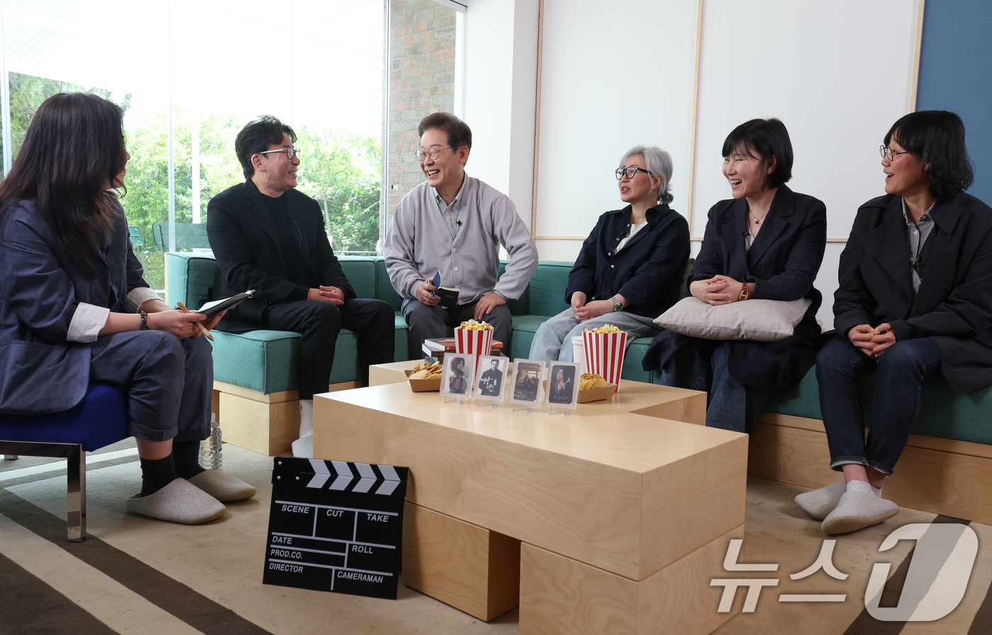 (전주=뉴스1) 안은나 기자 = 이재명 더불어민주당 대통령 후보가 2차 골목골목 경청투어 마지막 날인 7일 오후 전북 전주시의 카페에서 '영화와 드라마, 정치가 그리는 미래의 스크 …