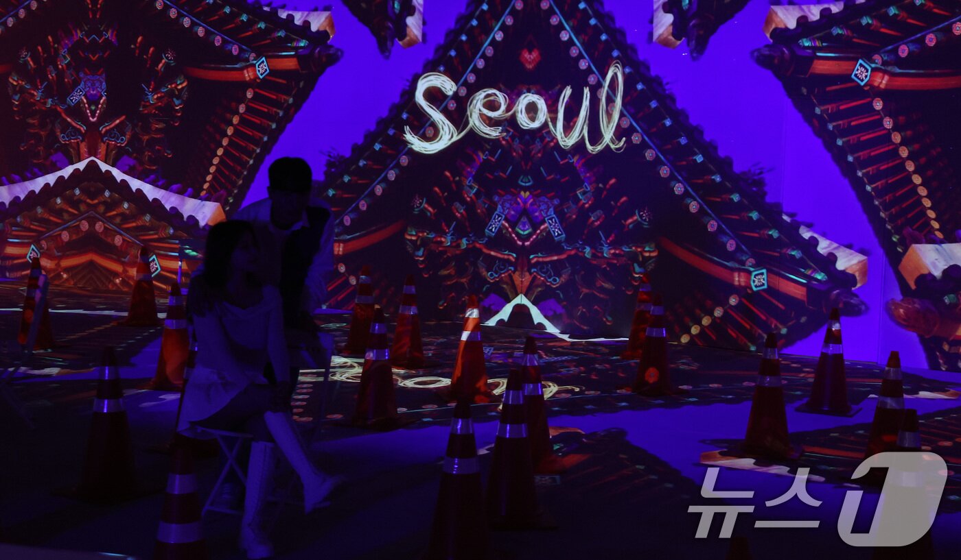 본문 이미지 - 7일 서울 종로구 도화서길 디원에서 열린 '2025 딜라이트 서울' 미디어아트 전시 언론공개 행사에서 모델들이 전시 작품을 소개하고 있다. 2025.5.7/뉴스1 ⓒ News1 이동해 기자