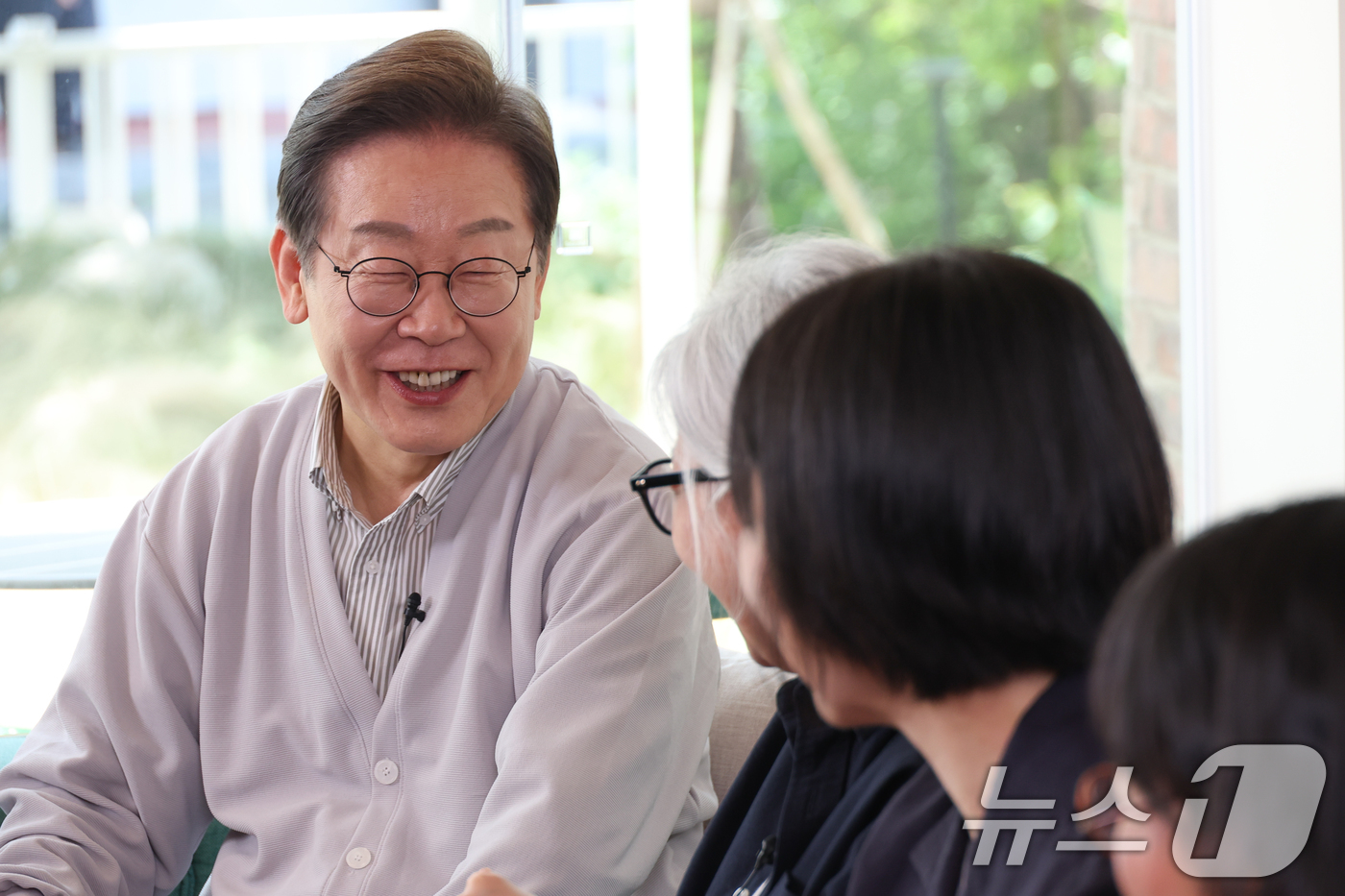 (전주=뉴스1) 안은나 기자 = 이재명 더불어민주당 대통령 후보가 2차 골목골목 경청투어 마지막 날인 7일 오후 전북 전주시의 카페에서 '영화와 드라마, 정치가 그리는 미래의 스크 …