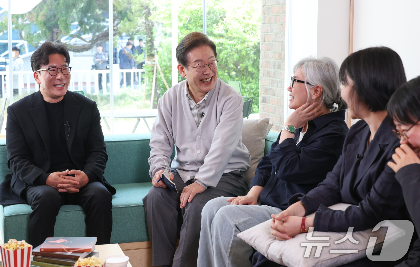 (전주=뉴스1) 안은나 기자 = 이재명 더불어민주당 대통령 후보가 2차 골목골목 경청투어 마지막 날인 7일 오후 전북 전주시의 카페에서 '영화와 드라마, 정치가 그리는 미래의 스크 …