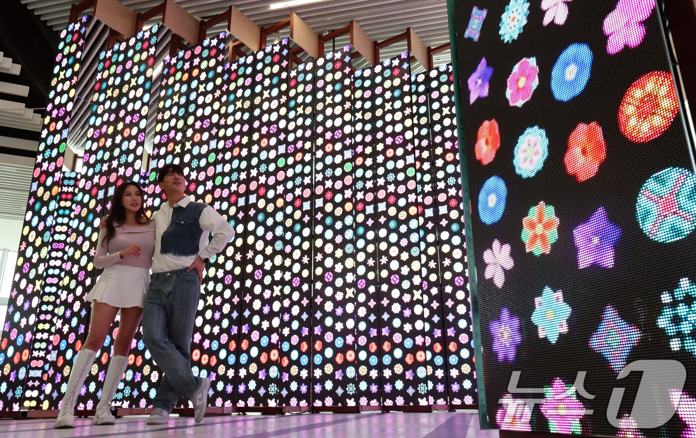 본문 이미지 - 7일 서울 종로구 도화서길 디원에서 열린 '2025 딜라이트 서울' 미디어아트 전시 언론공개 행사에서 모델들이 전시 작품을 소개하고 있다. 2025.5.7/뉴스1 ⓒ News1 이동해 기자