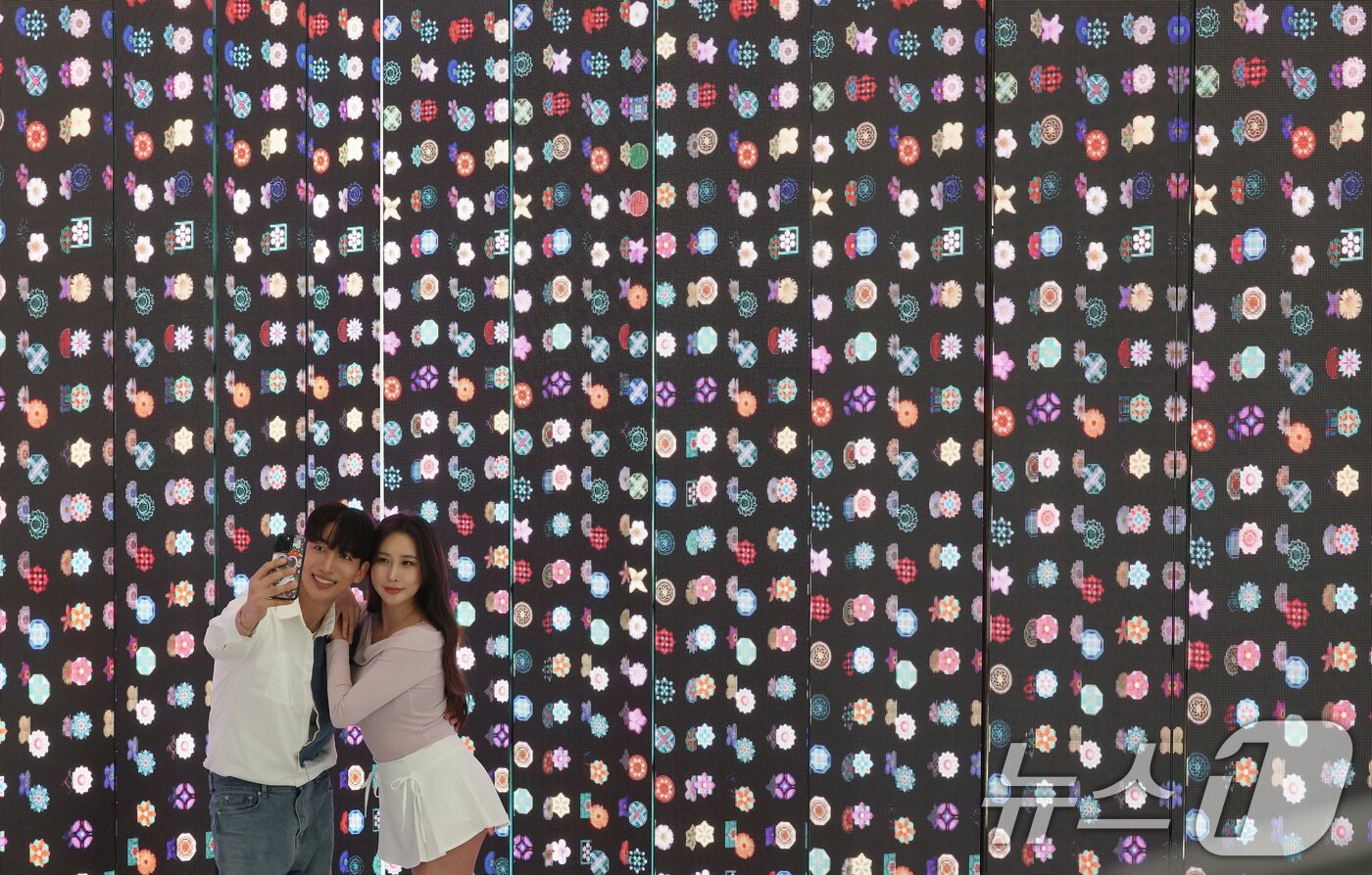 본문 이미지 - 7일 서울 종로구 도화서길 디원에서 열린 '2025 딜라이트 서울' 미디어아트 전시 언론공개 행사에서 모델들이 전시 작품을 소개하고 있다. 2025.5.7/뉴스1 ⓒ News1 이동해 기자