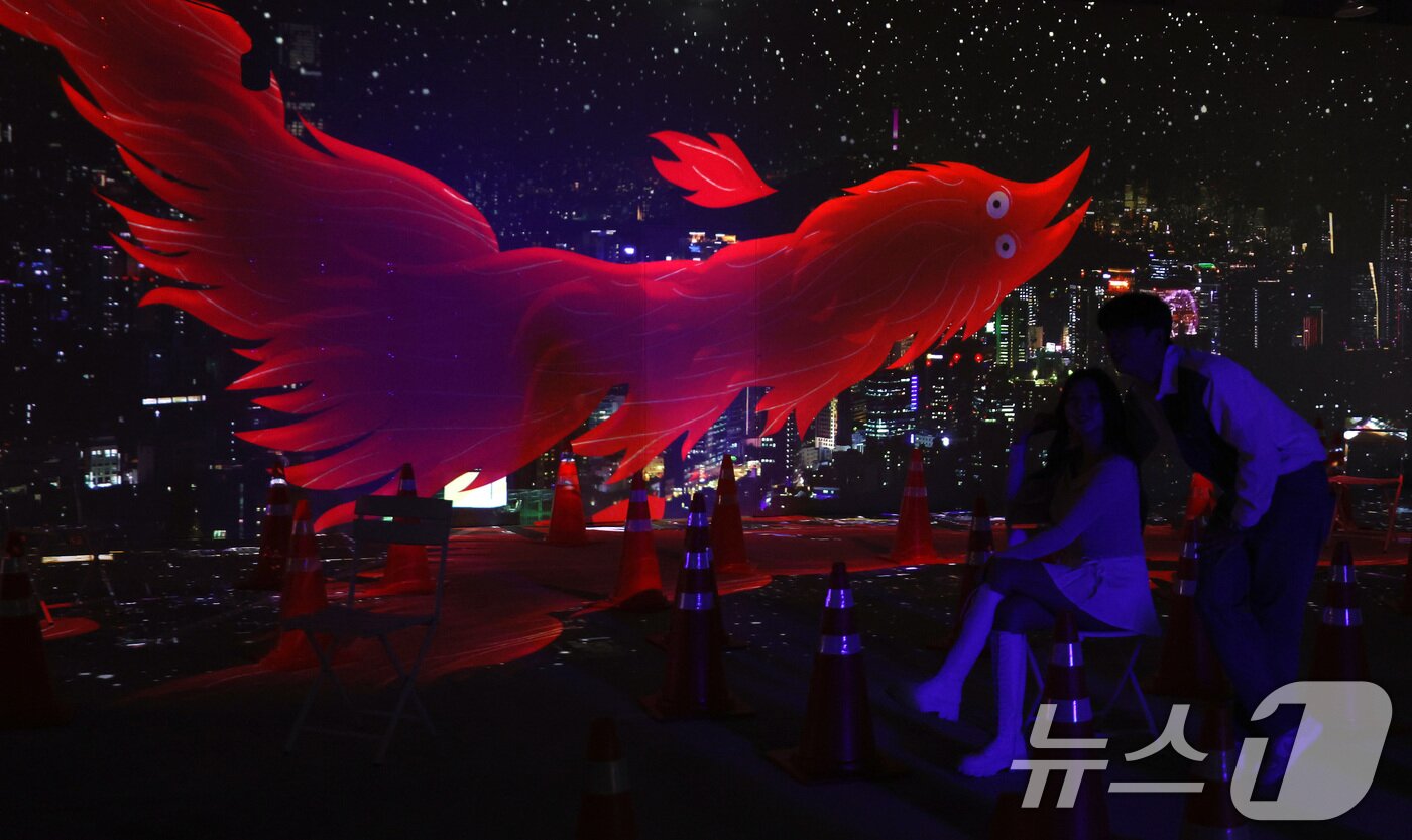 본문 이미지 - 7일 서울 종로구 도화서길 디원에서 열린 '2025 딜라이트 서울' 미디어아트 전시 언론공개 행사에서 모델들이 전시 작품을 소개하고 있다. 2025.5.7/뉴스1 ⓒ News1 이동해 기자