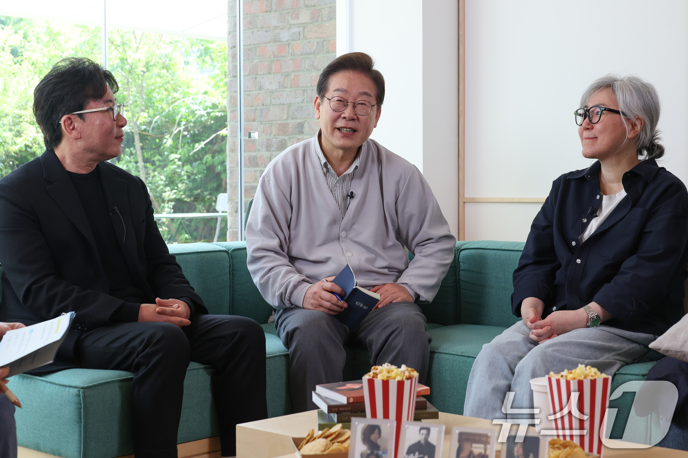 (전주=뉴스1) 안은나 기자 = 이재명 더불어민주당 대통령 후보가 2차 골목골목 경청투어 마지막 날인 7일 오후 전북 전주시의 카페에서 '영화와 드라마, 정치가 그리는 미래의 스크 …