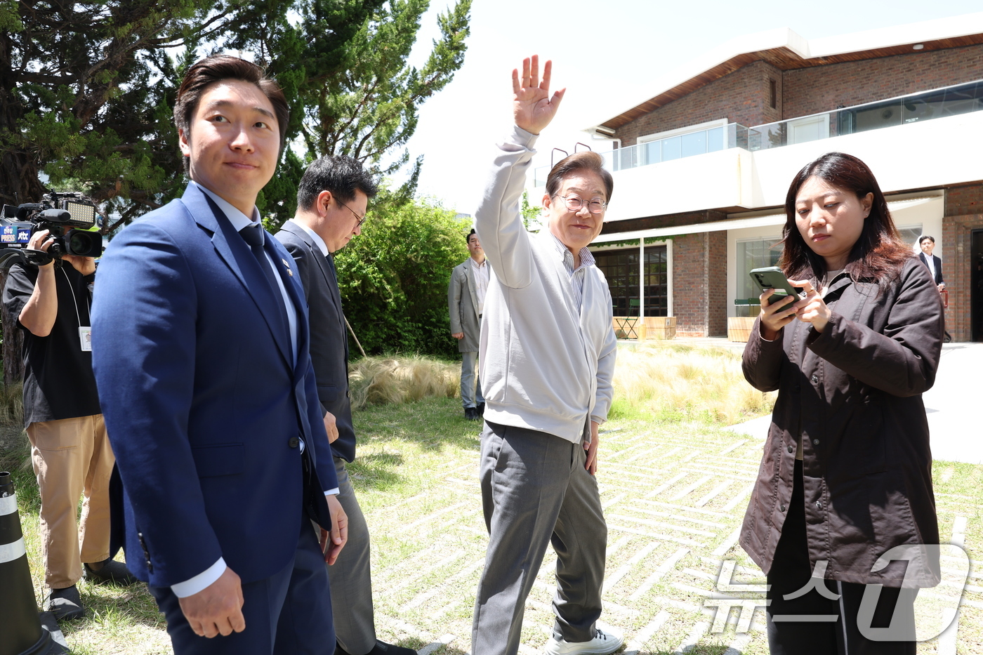 (전주=뉴스1) 안은나 기자 = 이재명 더불어민주당 대통령 후보가 2차 골목골목 경청투어 마지막 날인 7일 오후 전북 전주시의 카페에서 '영화와 드라마, 정치가 그리는 미래의 스크 …