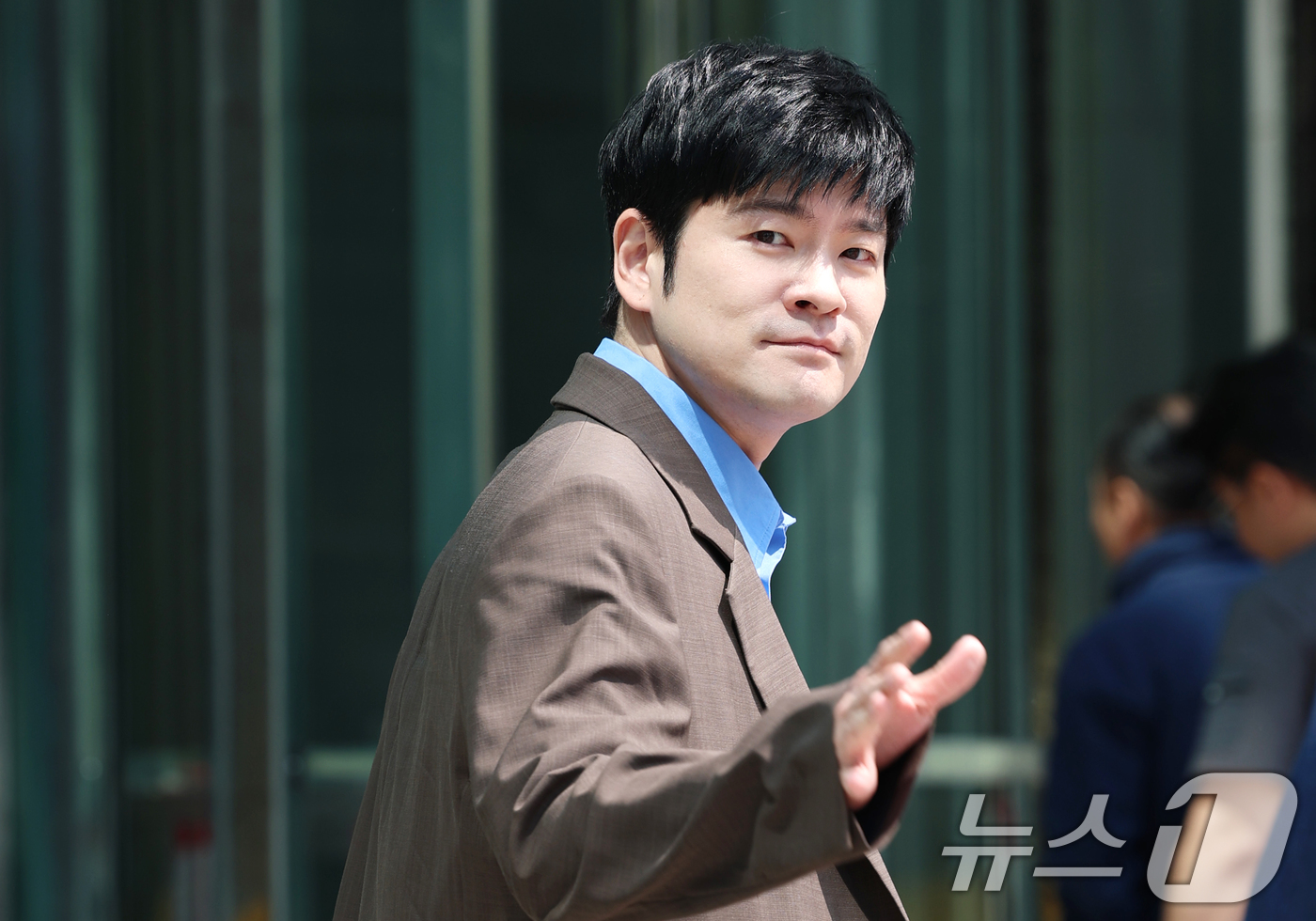 (서울=뉴스1) 권현진 기자 = 가수 장기하가 라디오 ‘컬투쇼’를 위해 7일 서울 양천구 SBS 방송센터에 도착해 인사를 하고 있다.  2025.5.7/뉴스1