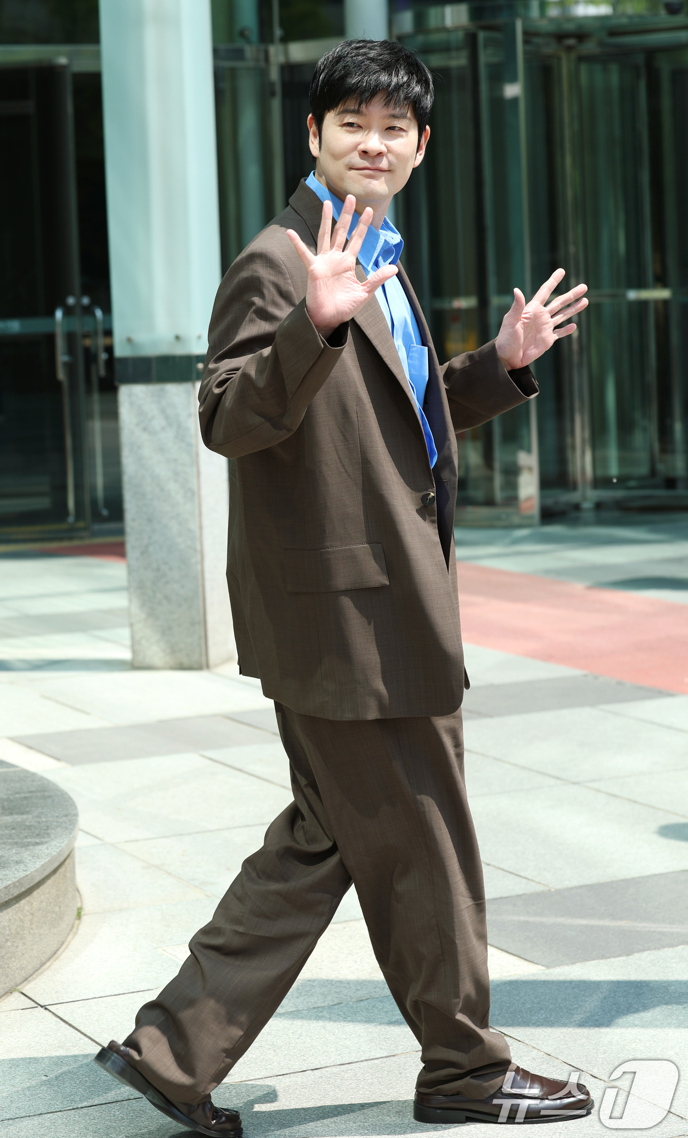 (서울=뉴스1) 권현진 기자 = 가수 장기하가 라디오 ‘컬투쇼’를 위해 7일 서울 양천구 SBS 방송센터에 도착해 인사를 하고 있다.  2025.5.7/뉴스1