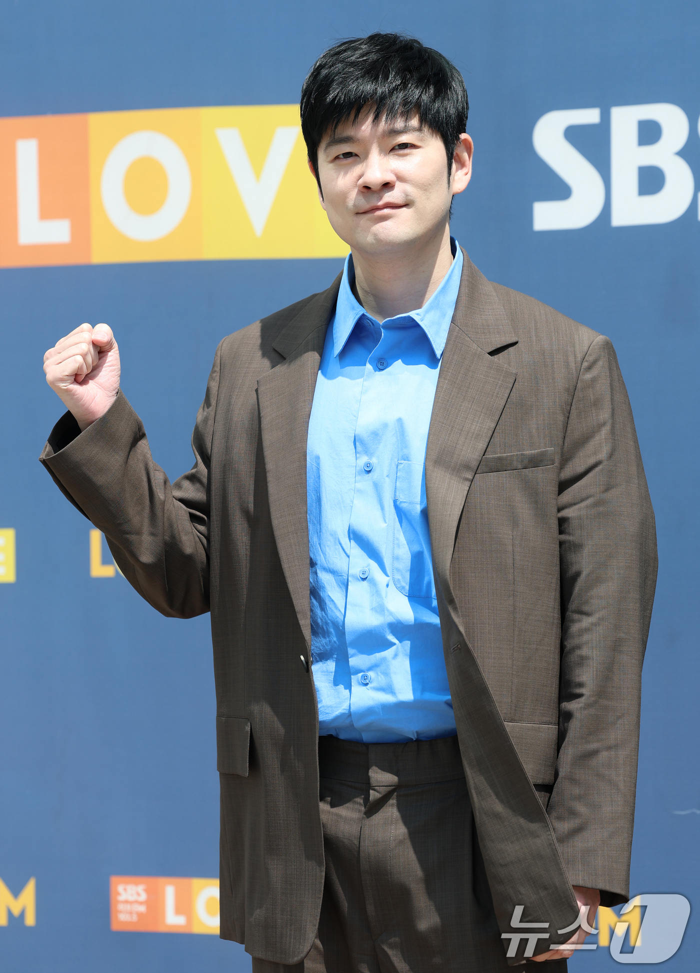 (서울=뉴스1) 권현진 기자 = 가수 장기하가 라디오 ‘컬투쇼’를 위해 7일 서울 양천구 SBS 방송센터에 도착해 파이팅을 외치고 있다.  2025.5.7/뉴스1