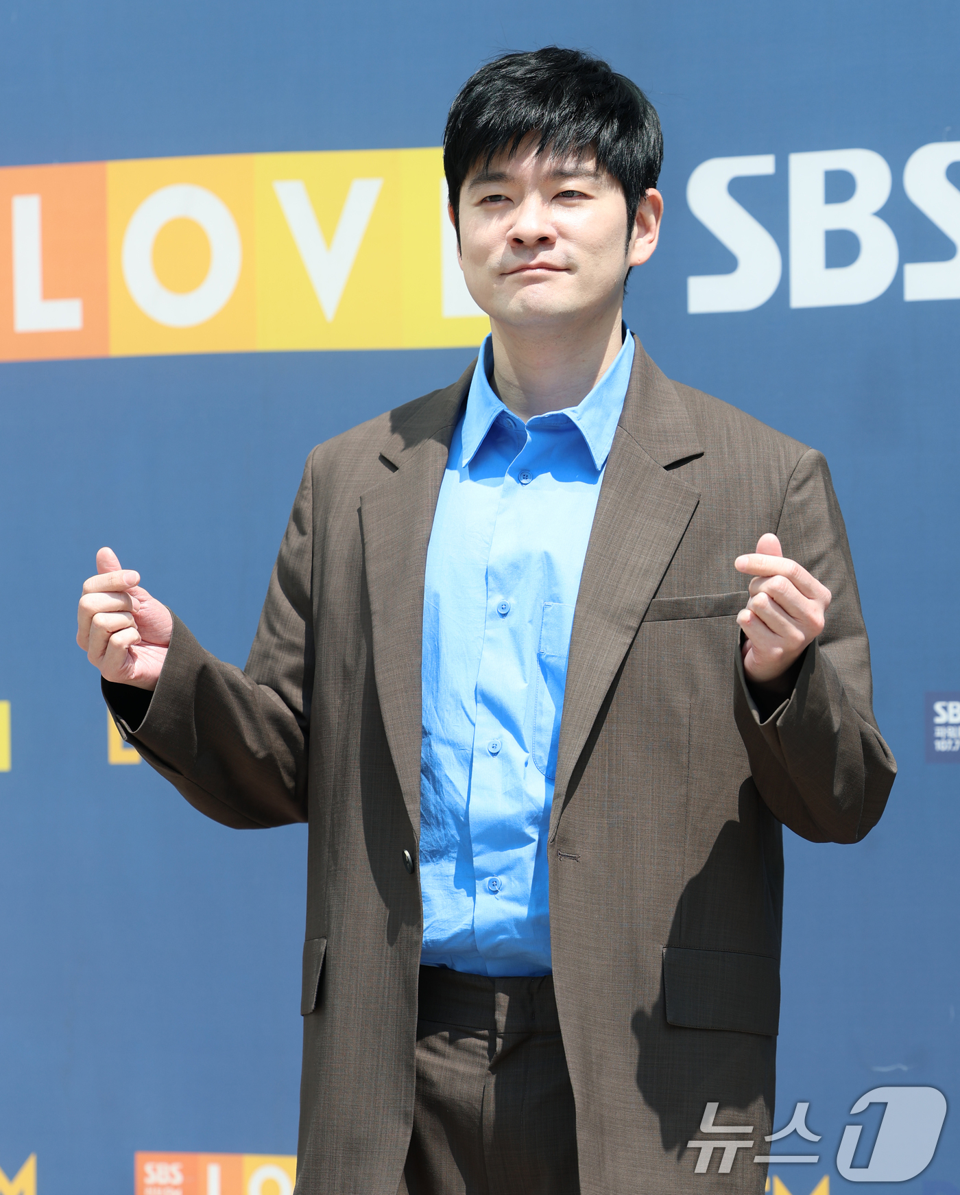 (서울=뉴스1) 권현진 기자 = 가수 장기하가 라디오 ‘컬투쇼’를 위해 7일 서울 양천구 SBS 방송센터에 도착해 인사를 하고 있다. 2025.5.7/뉴스1