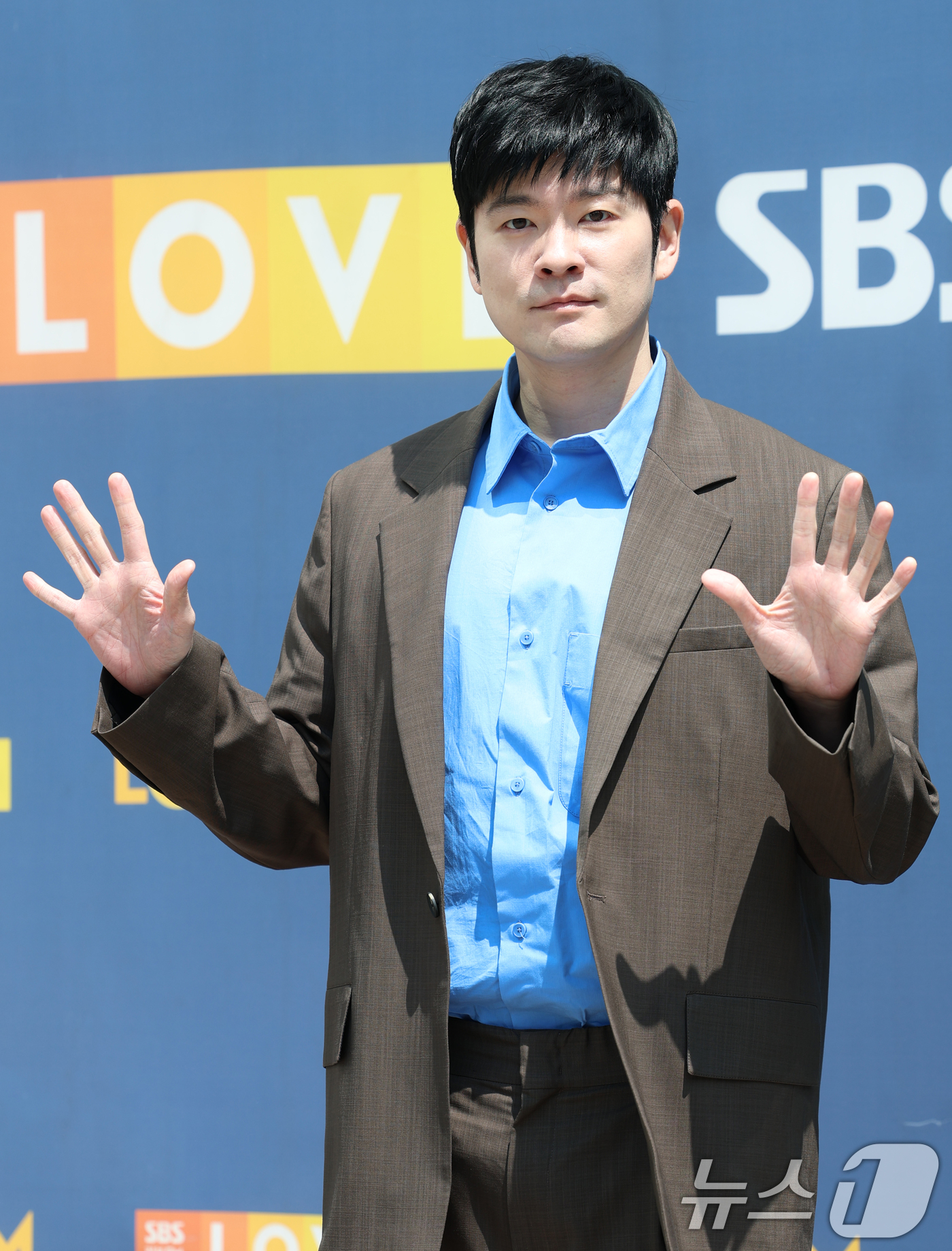 (서울=뉴스1) 권현진 기자 = 가수 장기하가 라디오 ‘컬투쇼’를 위해 7일 서울 양천구 SBS 방송센터에 도착해 인사를 하고 있다.  2025.5.7/뉴스1