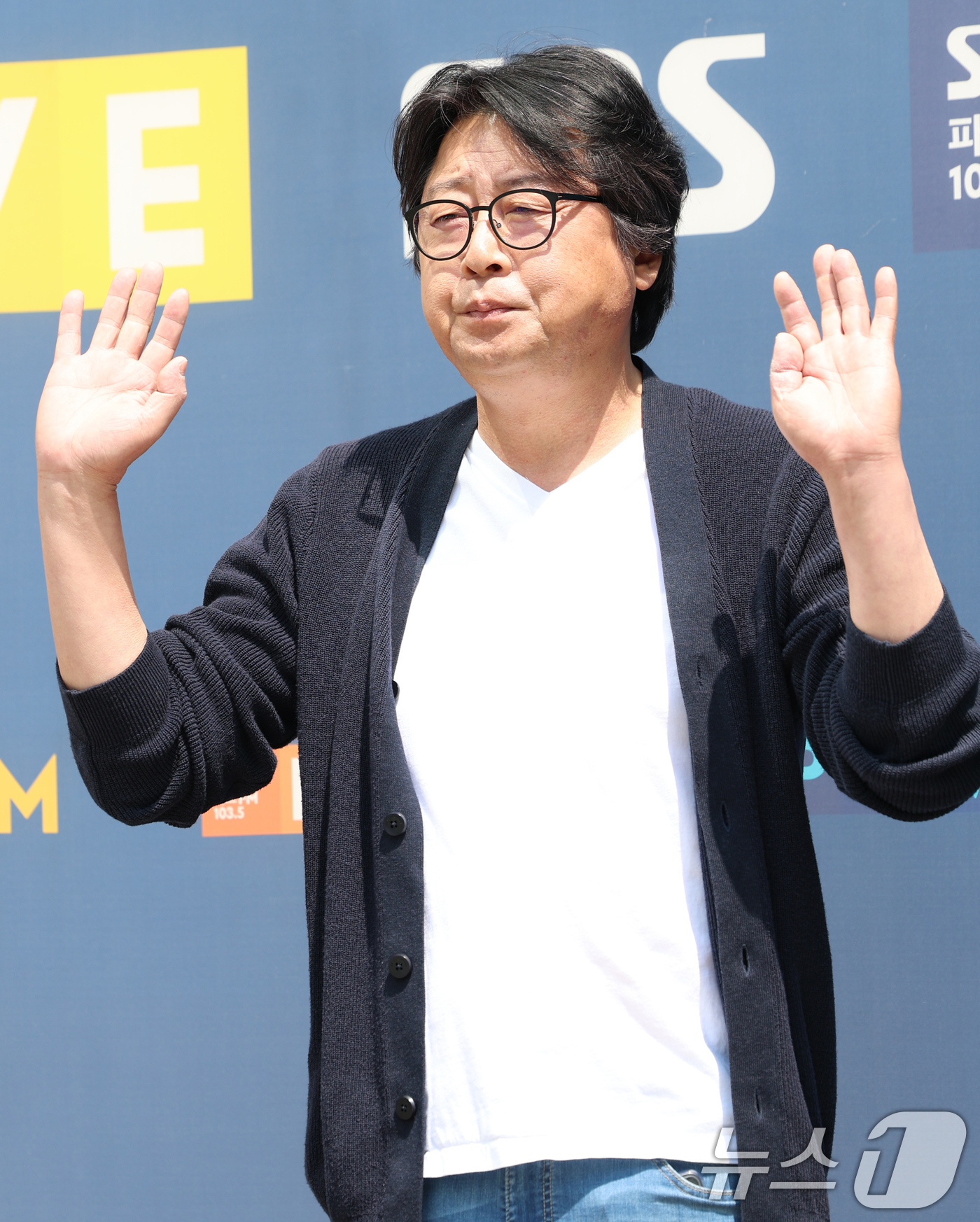 (서울=뉴스1) 권현진 기자 = 배우 김윤석이 라디오 ‘컬투쇼’를 위해 7일 서울 양천구 SBS 방송센터에 도착해 인사를 하고 있다.  2025.5.7/뉴스1