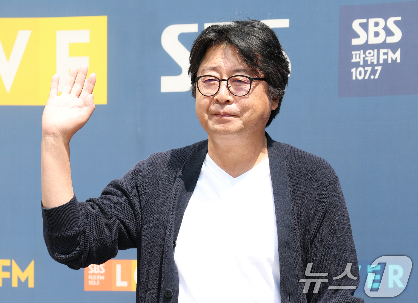 (서울=뉴스1) 권현진 기자 = 배우 김윤석이 라디오 ‘컬투쇼’를 위해 7일 서울 양천구 SBS 방송센터에 도착해 인사를 하고 있다.  2025.5.7/뉴스1