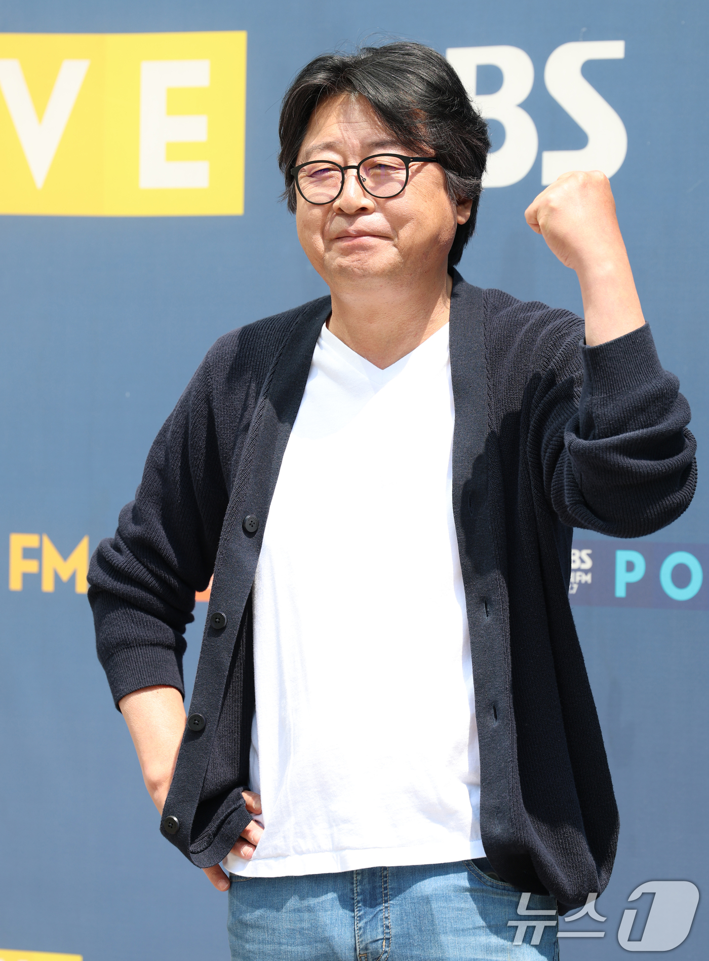 (서울=뉴스1) 권현진 기자 = 배우 김윤석이 라디오 ‘컬투쇼’를 위해 7일 서울 양천구 SBS 방송센터에 도착해 인사를 하고 있다.  2025.5.7/뉴스1