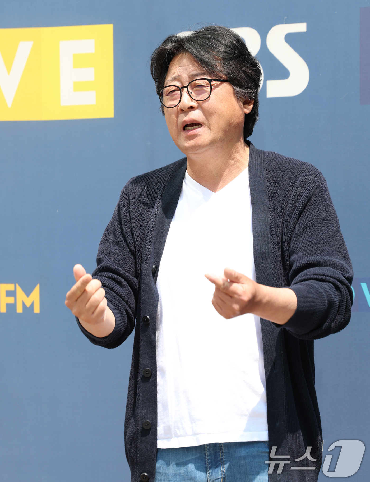 (서울=뉴스1) 권현진 기자 = 배우 김윤석이 라디오 ‘컬투쇼’를 위해 7일 서울 양천구 SBS 방송센터에 도착해 인사를 하고 있다.  2025.5.7/뉴스1