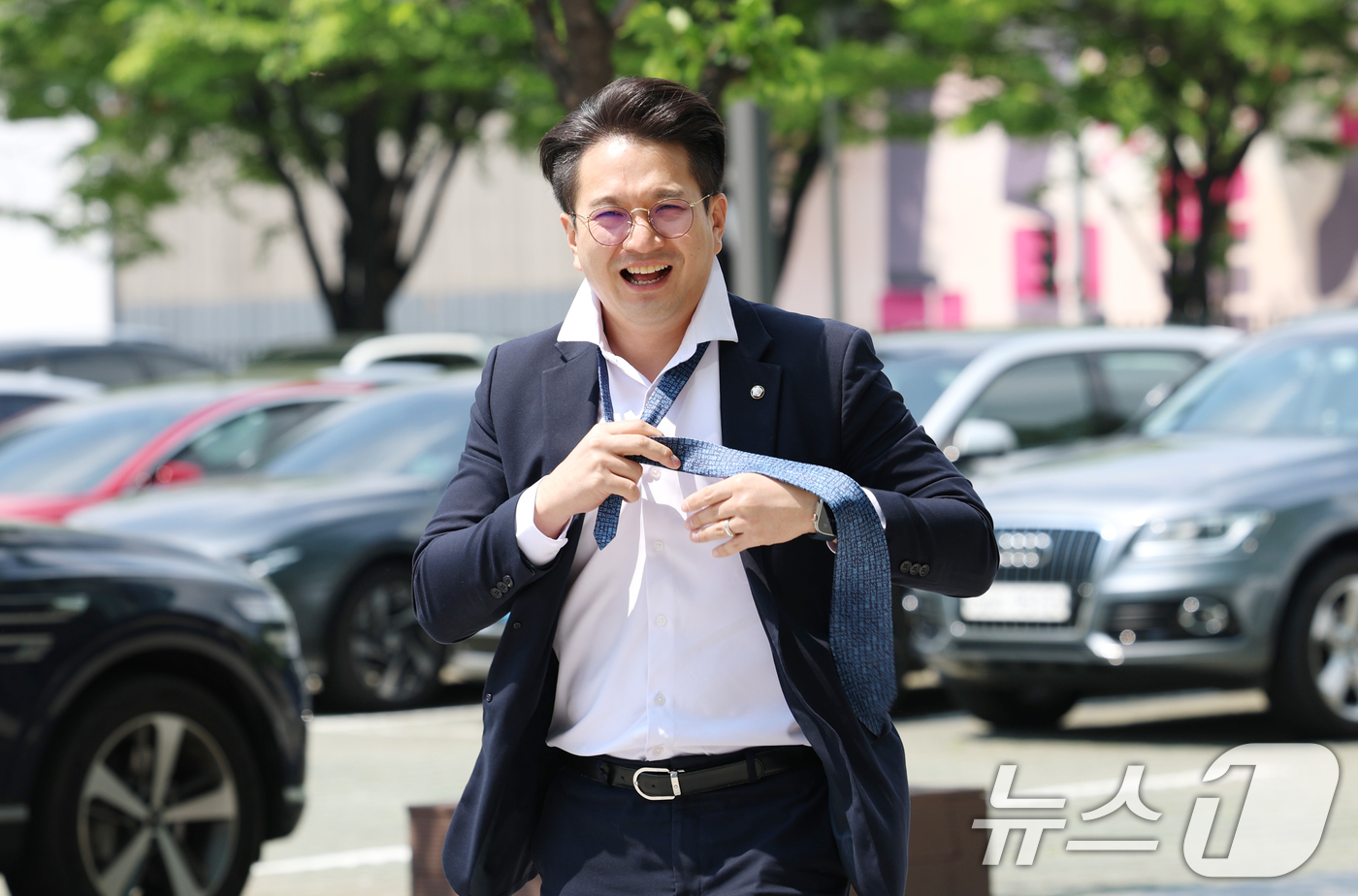 (서울=뉴스1) 권현진 기자 = 전용기 더불어민주당 의원이 방송 녹화를 위해 7일 서울 양천구 SBS 방송센터에 도착해 넥타이를 매며 스튜디오로 이동하고 있다. 2025.5.7/뉴 …