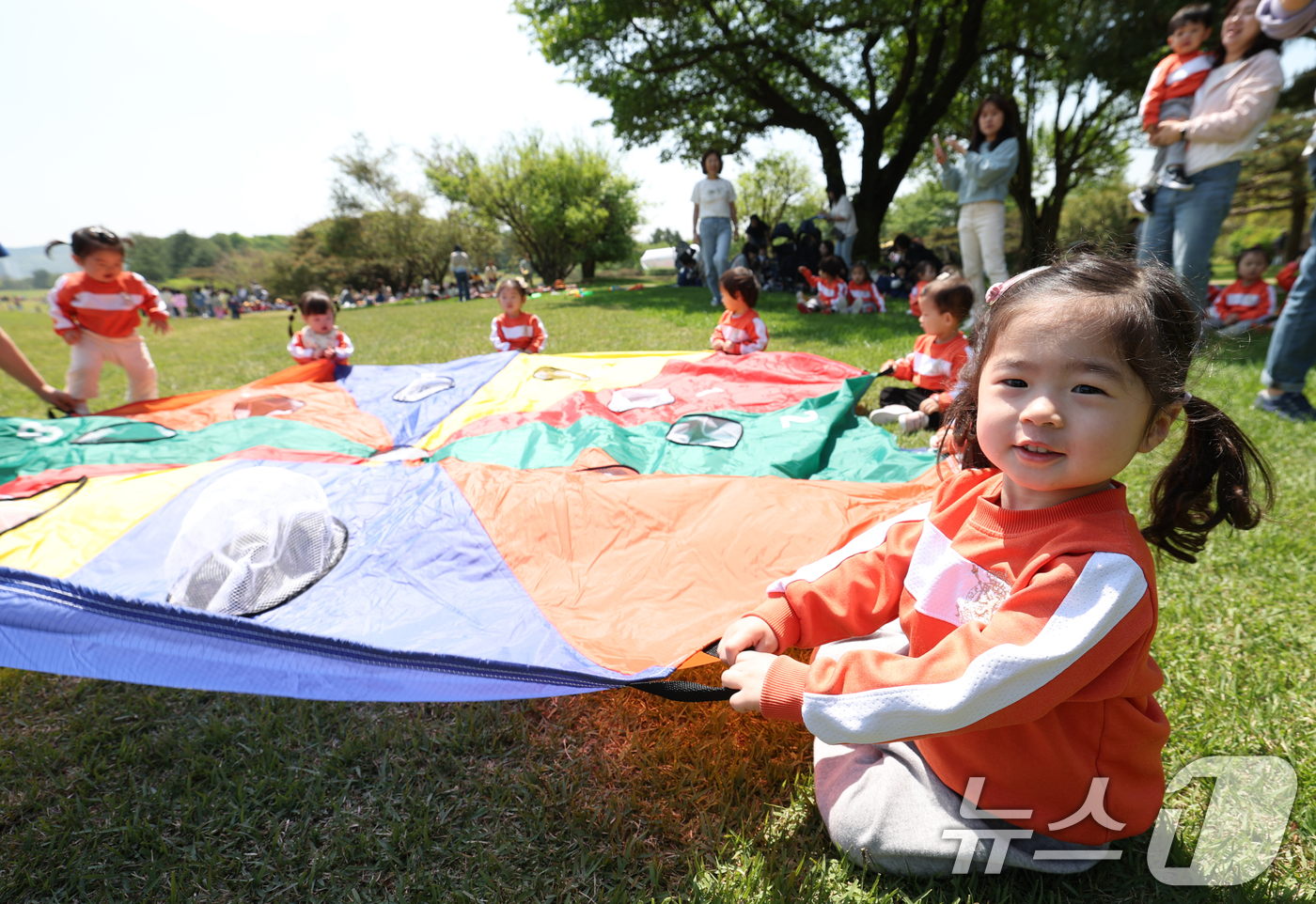 (군포=뉴스1) 김영운 기자 = 안양컨트리클럽이 시민 무료 개방행사를 진행한 7일 경기 군포시 안양컨트리클럽에서 아이들이 잔디밭과 벙커에서 놀고 있다. 2025.5.7/뉴스1