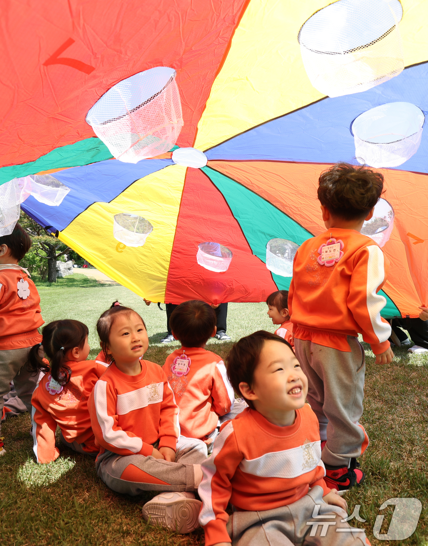 (군포=뉴스1) 김영운 기자 = 안양컨트리클럽이 시민 무료 개방행사를 진행한 7일 경기 군포시 안양컨트리클럽에서 아이들이 잔디밭과 벙커에서 놀고 있다. 2025.5.7/뉴스1